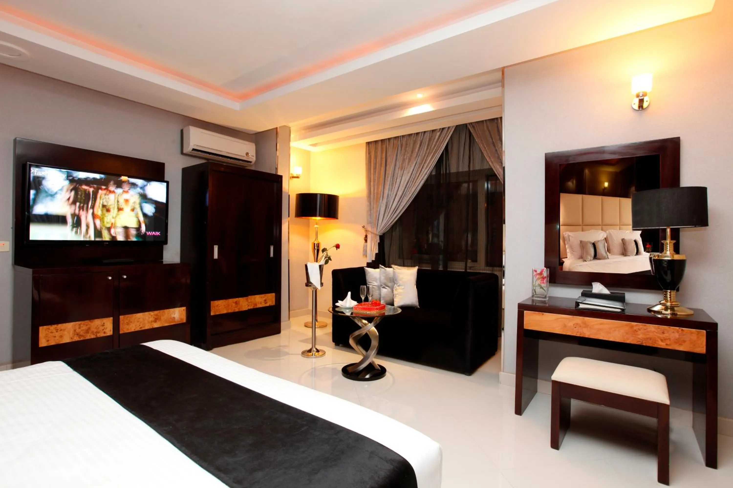 Photo of the whole room, Bed in Al Muhaidb Residence Al Takhasossi 2