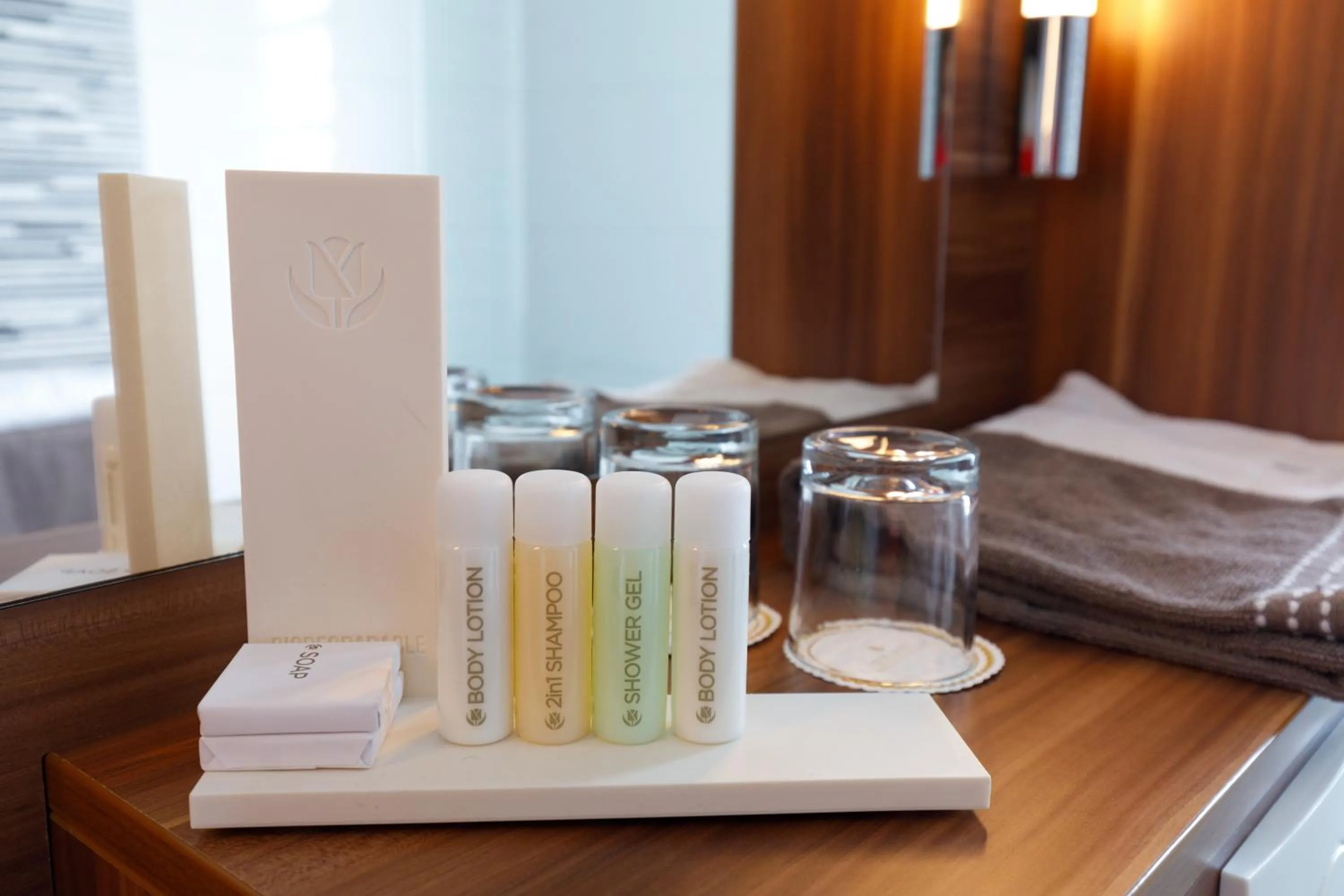 Shower, Bed in Tulip Inn Sainte Clotilde, La Réunion