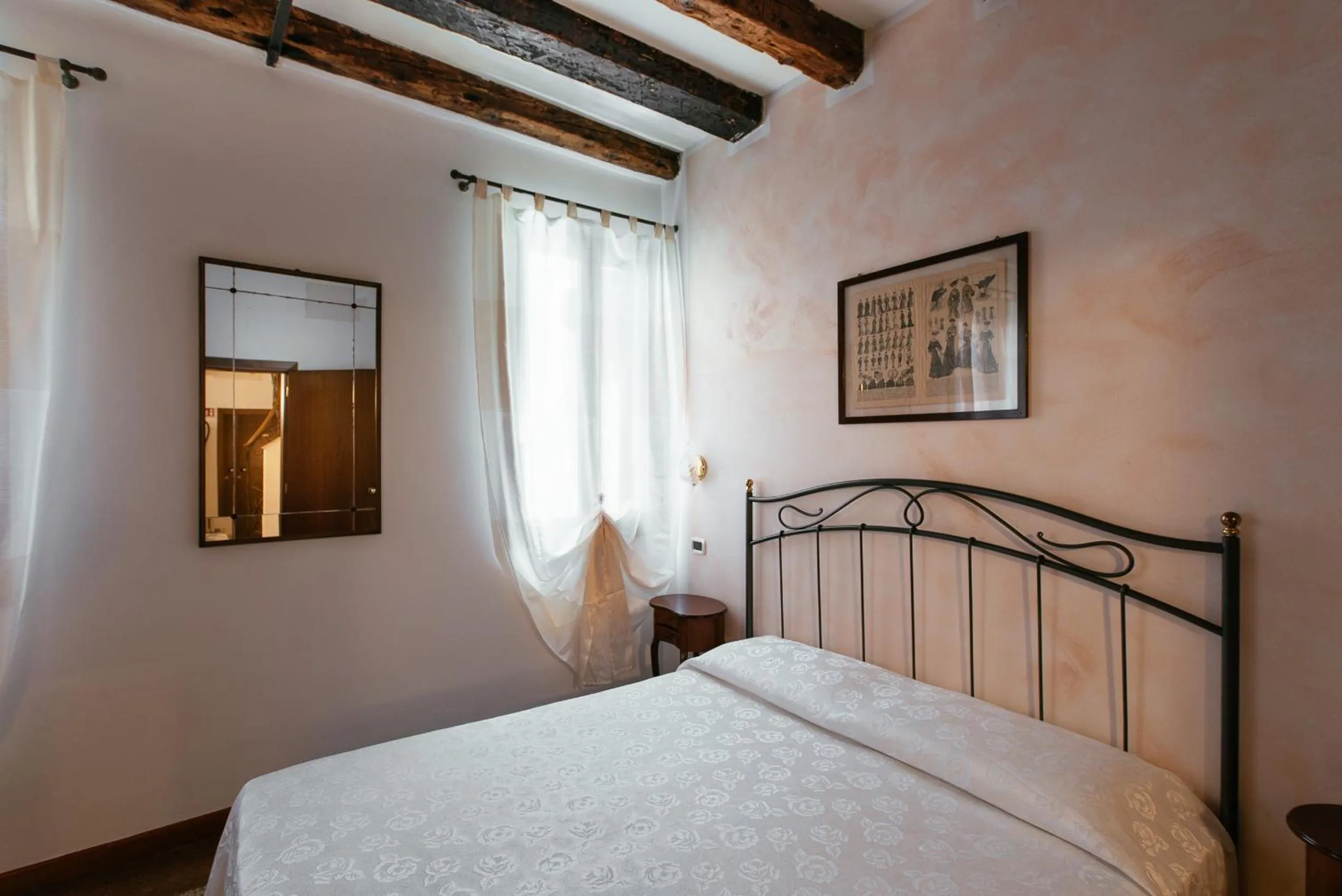 Photo of the whole room, Bed in Locanda Art Deco