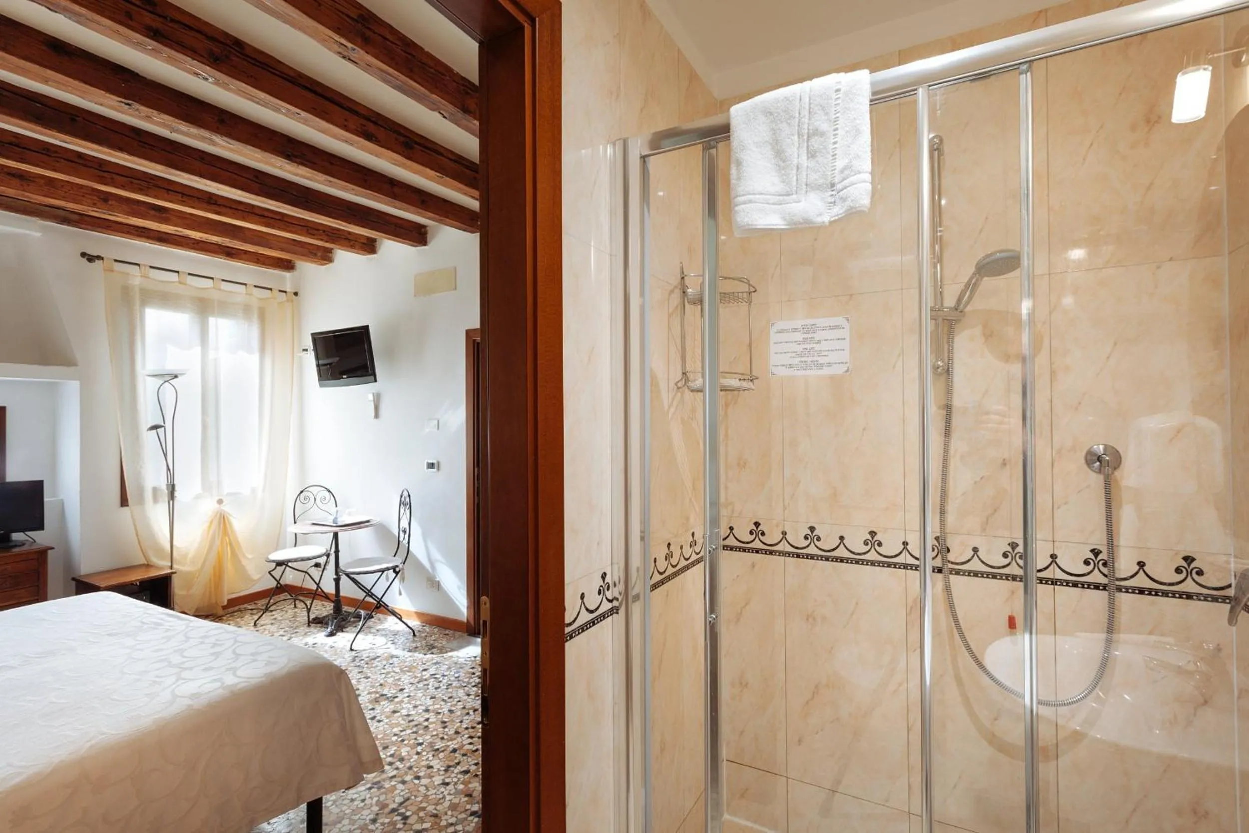 Shower, Bed in Locanda Art Deco