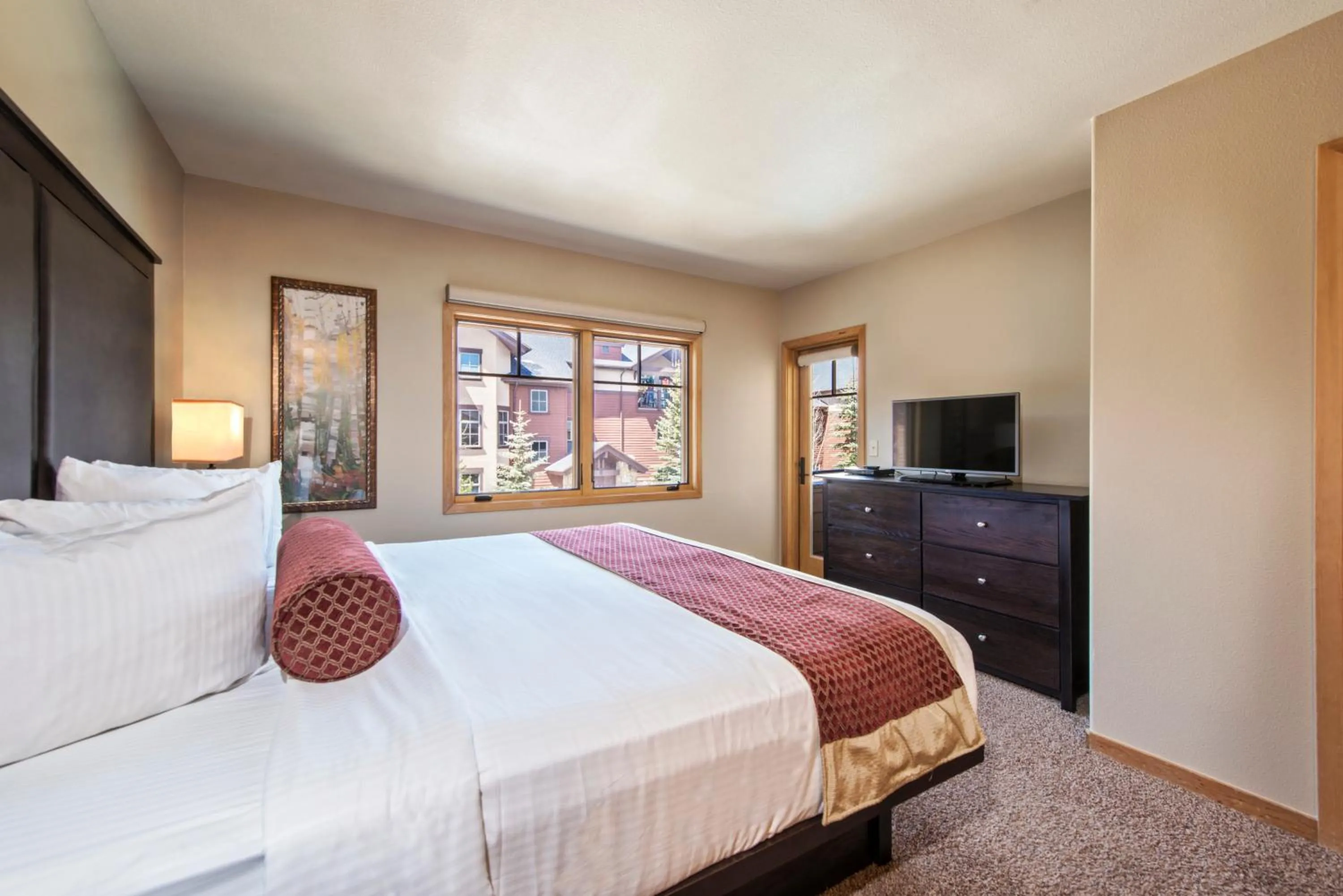 Bedroom, Bed in Grand Timber Lodge