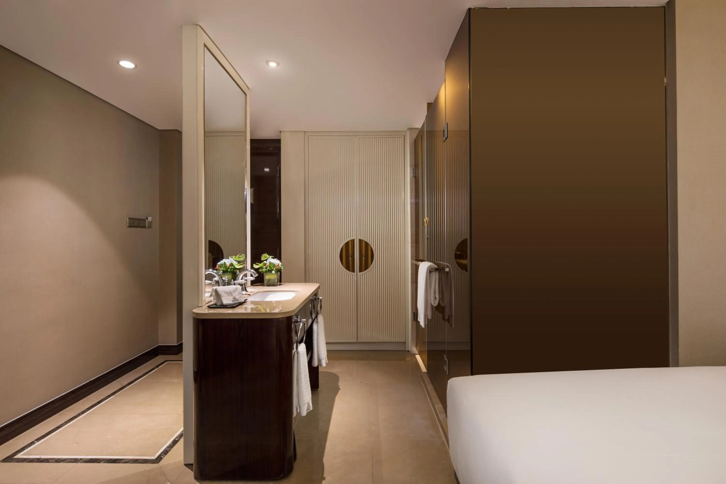 Bathroom, Bed in Kasion International Hotel Yiwu
