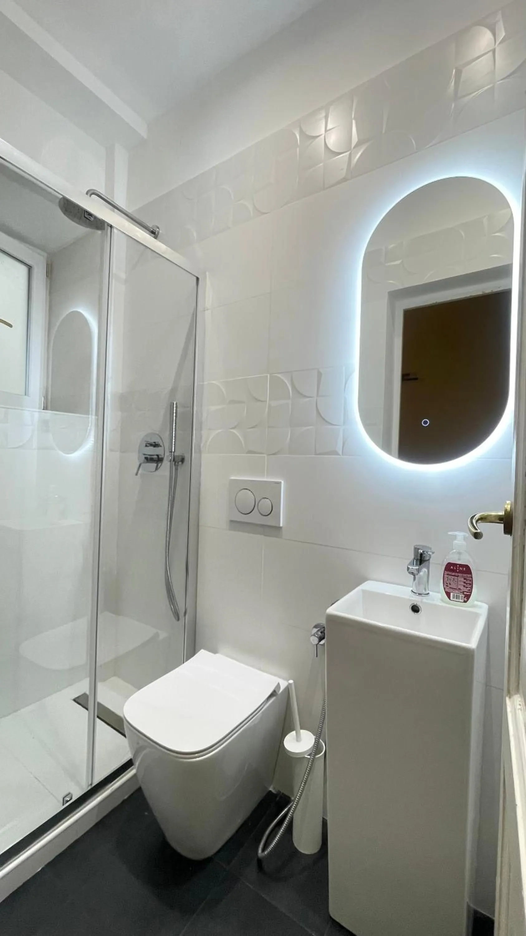 Shower in Paradise Rooms - Brignole Station - Private Rooms