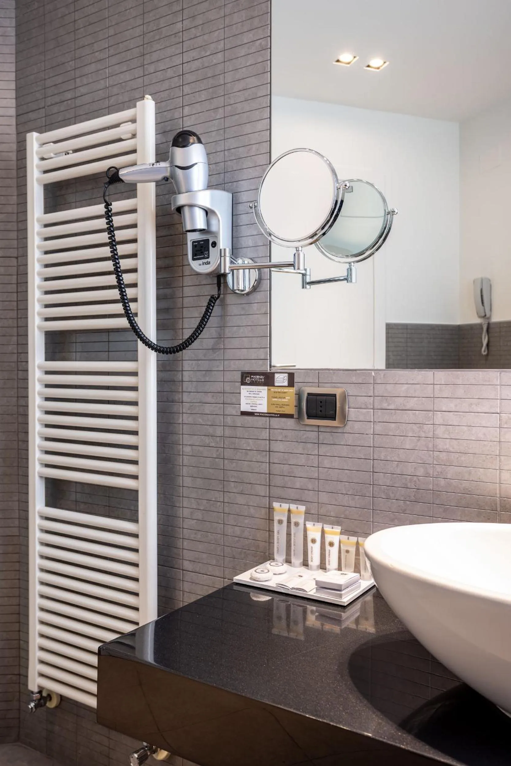 Bathroom in Hotel Ovest