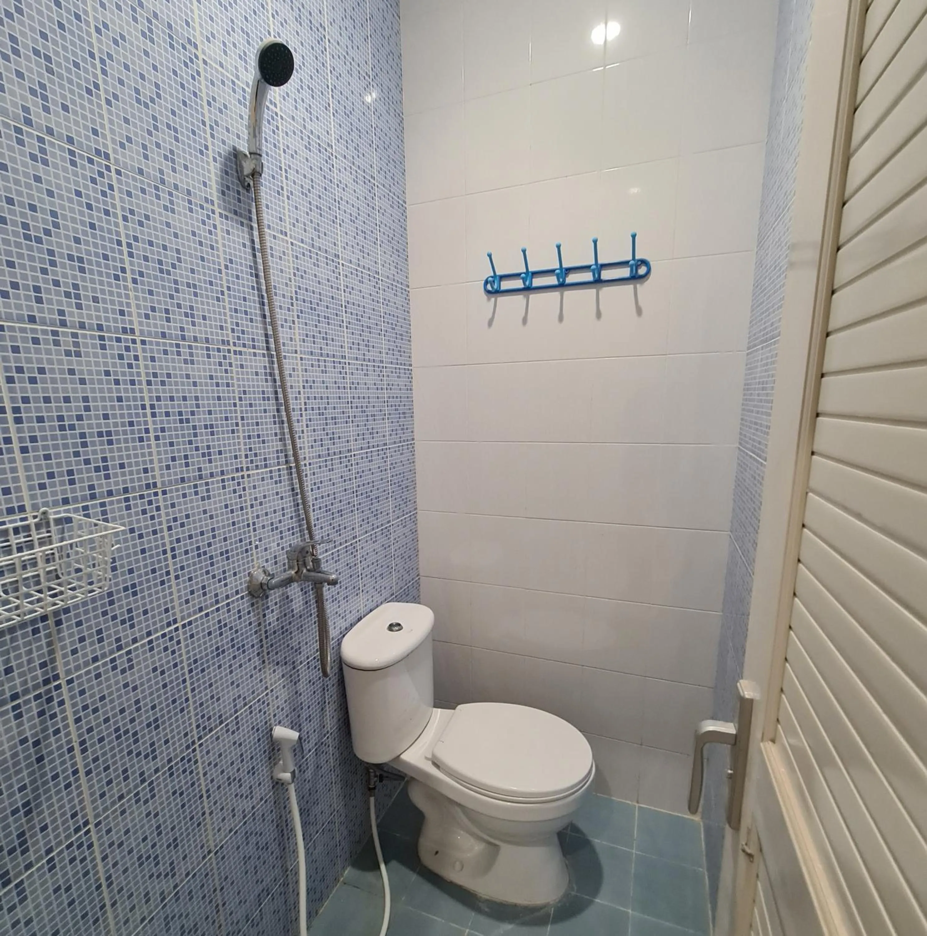 Toilet in RedDoorz near Tugu Muda Semarang