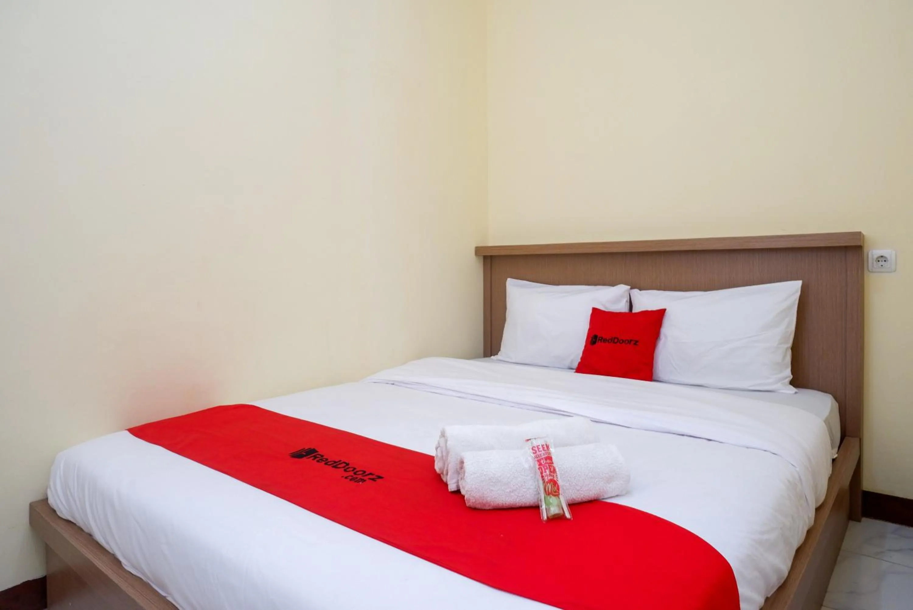 Bedroom, Bed in RedDoorz near Tugu Muda Semarang