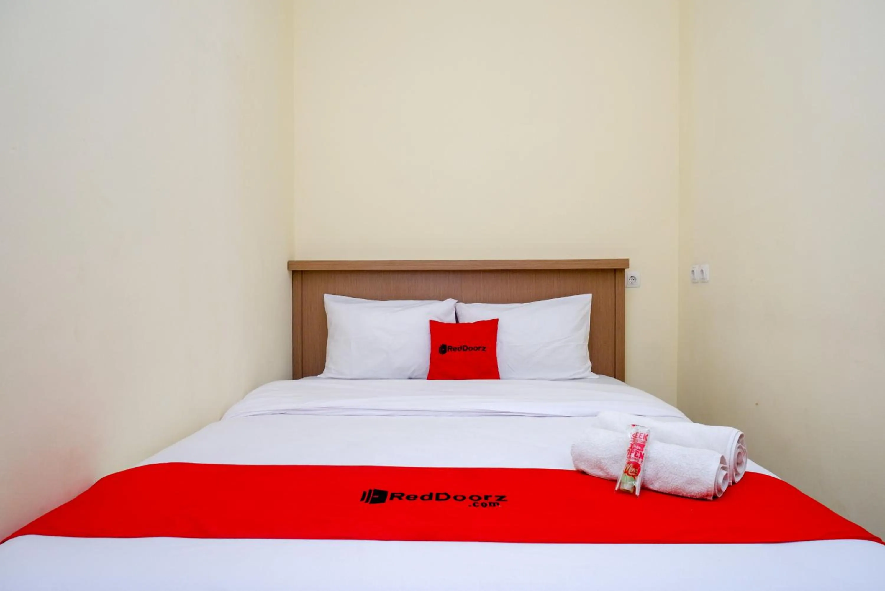 Bedroom, Bed in RedDoorz near Tugu Muda Semarang