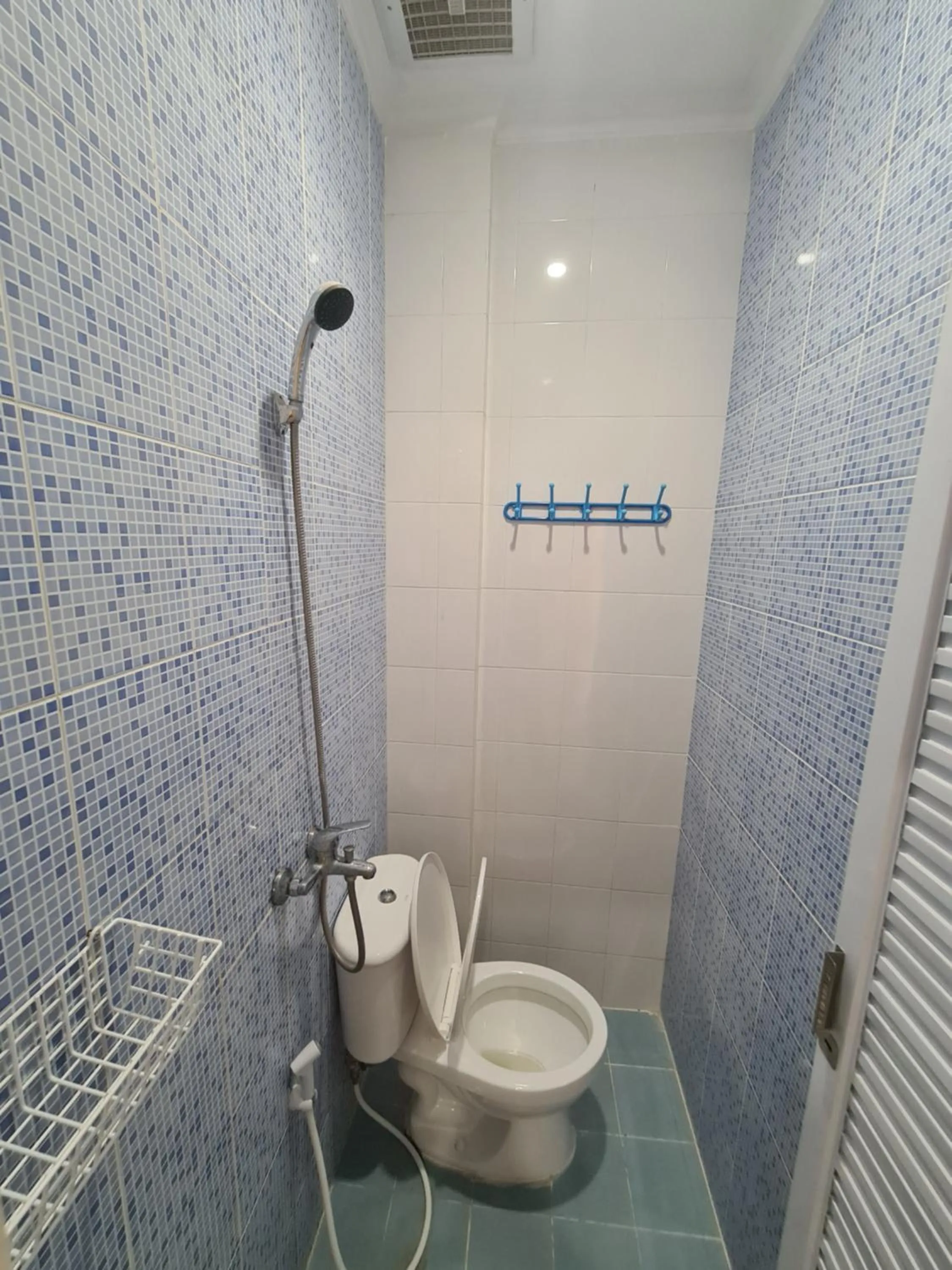 Bathroom in RedDoorz near Tugu Muda Semarang