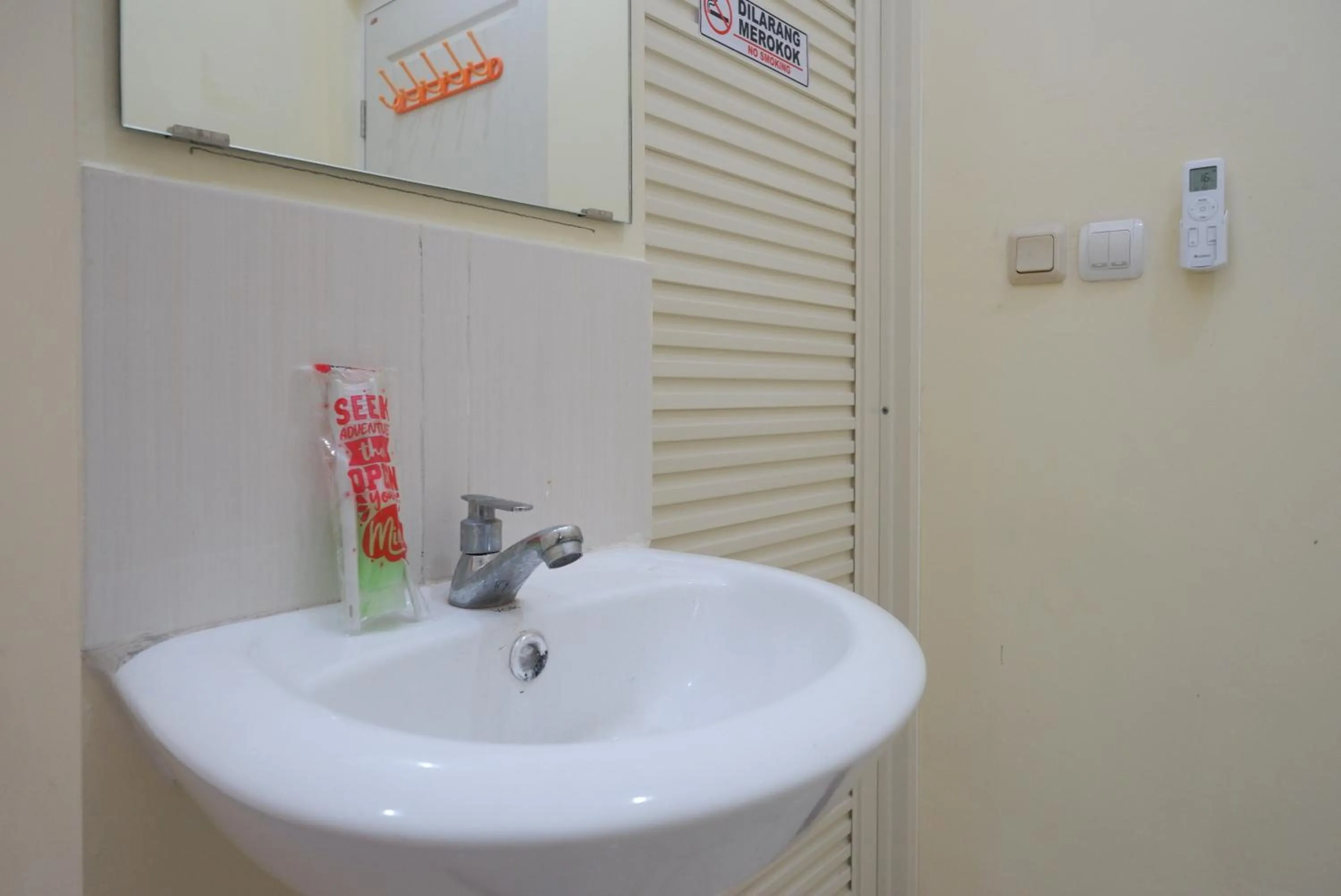 Bathroom in RedDoorz near Tugu Muda Semarang