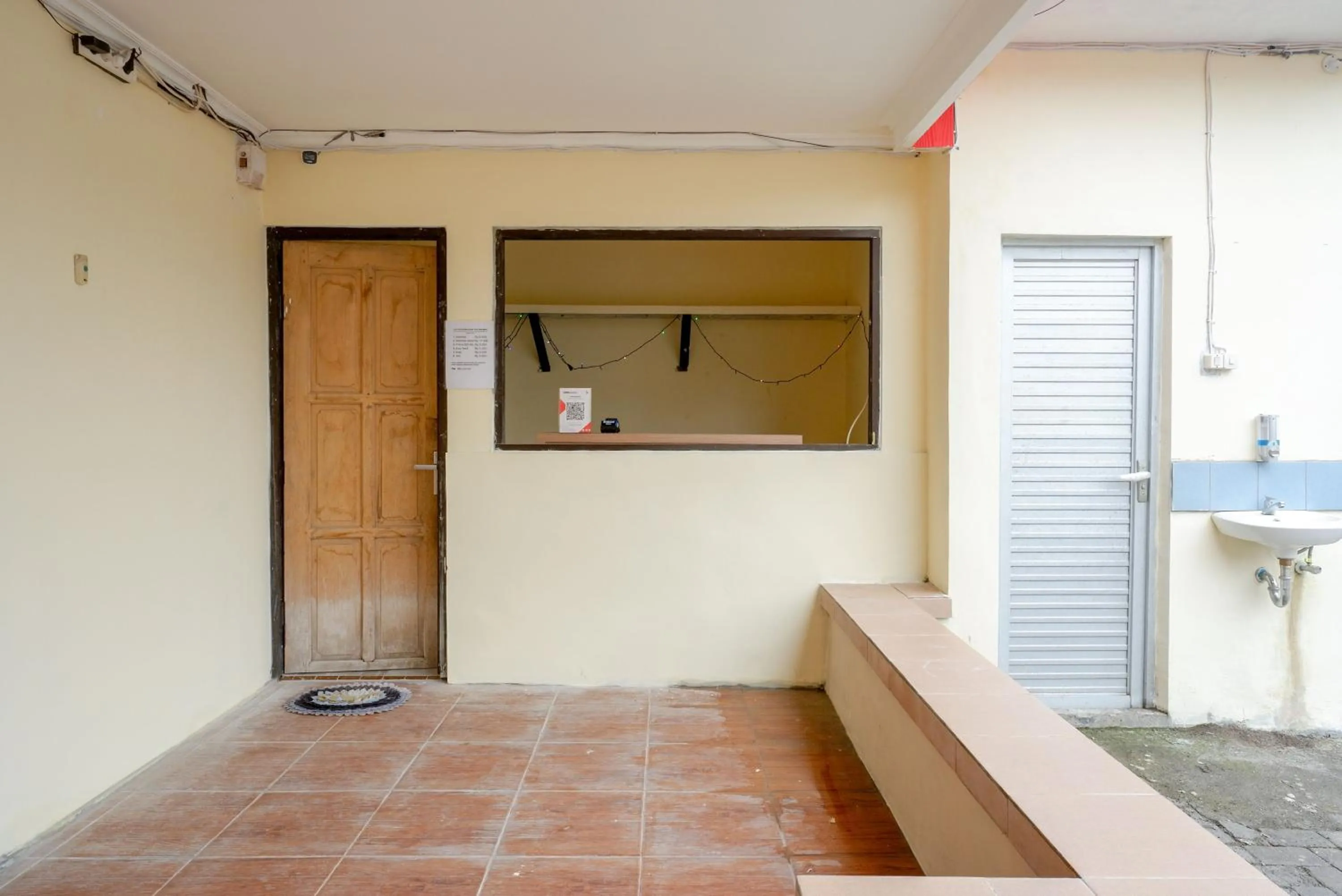 Lobby or reception in RedDoorz near Tugu Muda Semarang