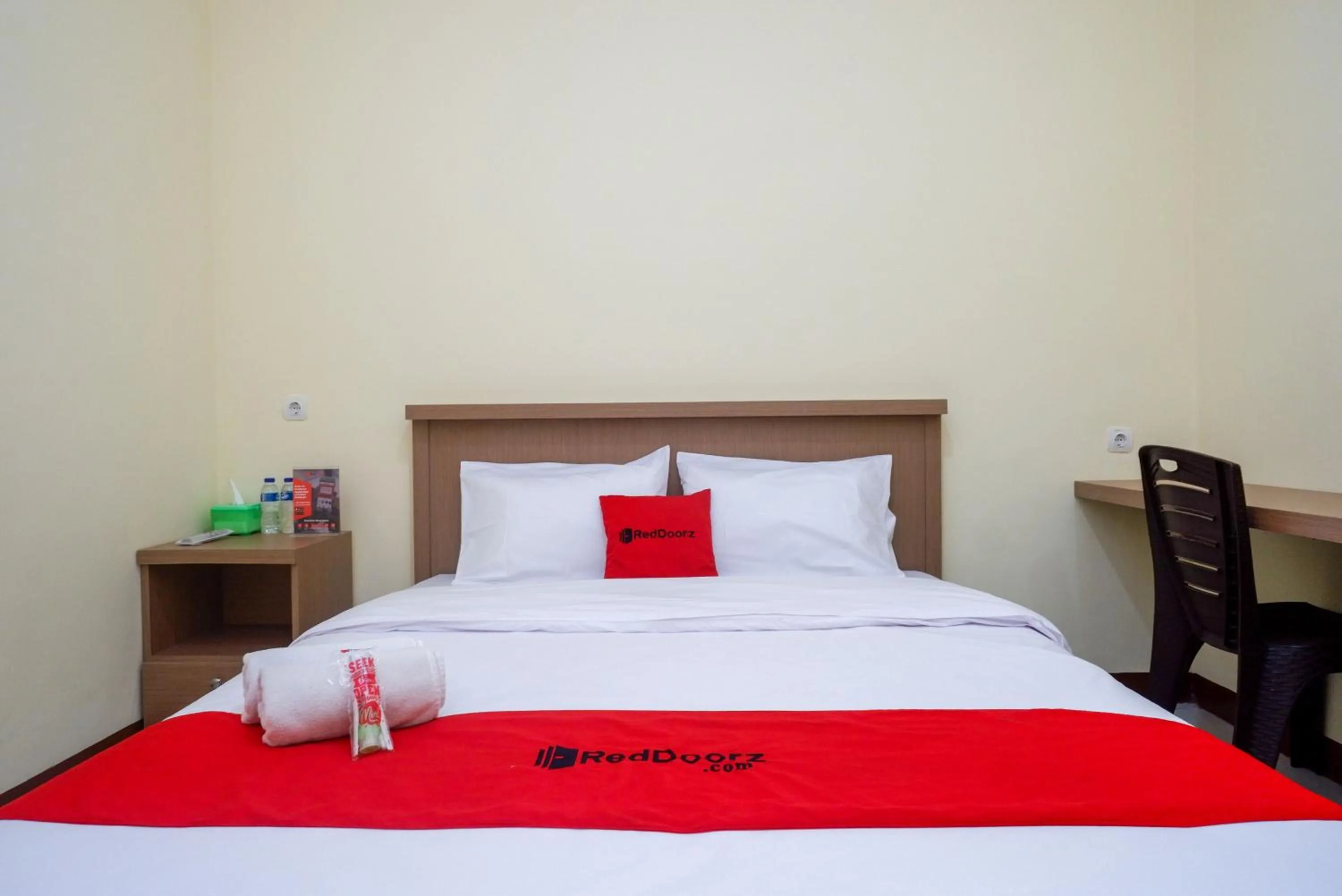 Bedroom, Bed in RedDoorz near Tugu Muda Semarang