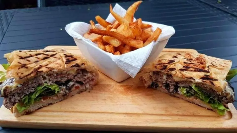 Restaurant/places to eat in Siam Palm Residence