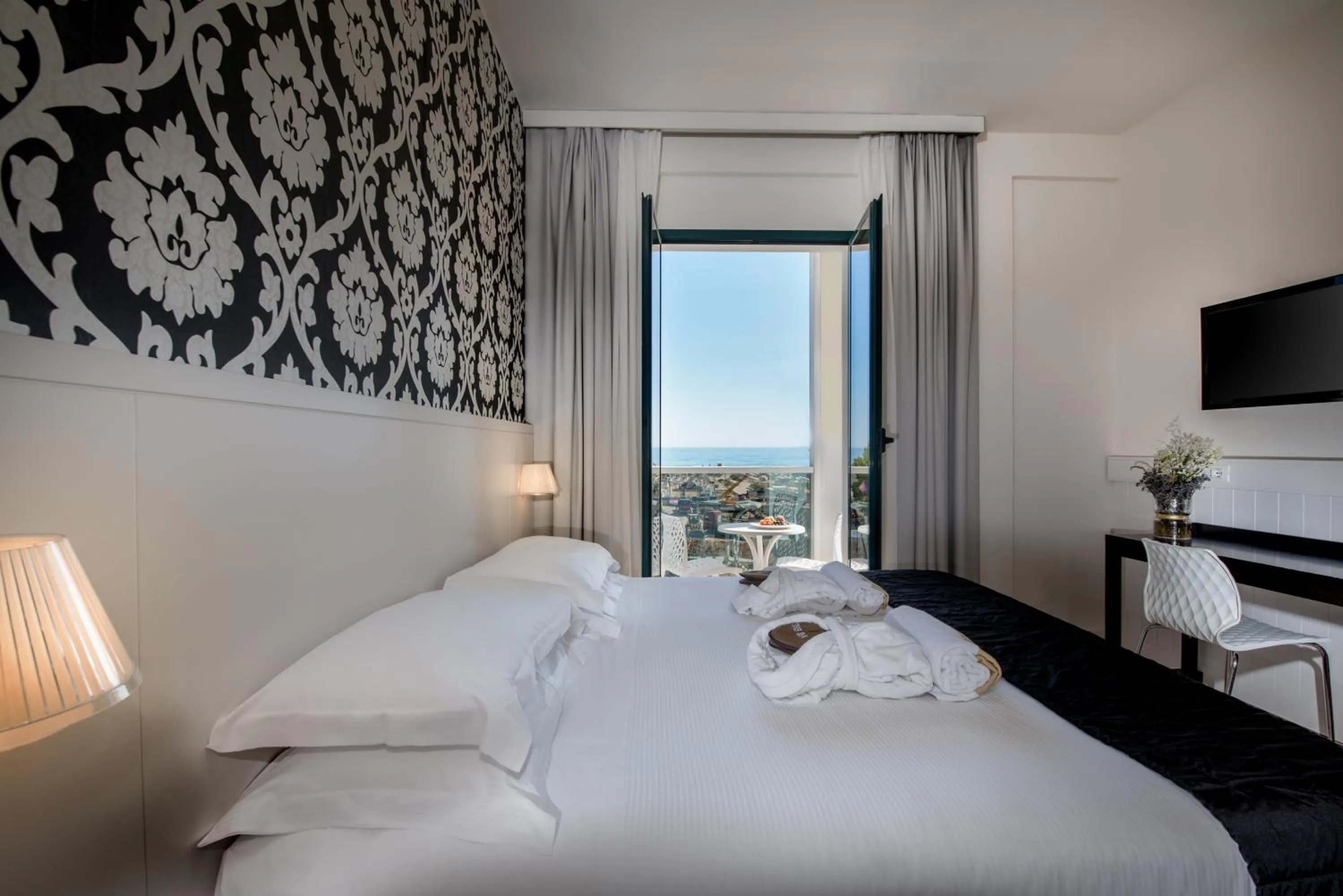 Bedroom, Bed in Hotel Villa Rosa Riviera