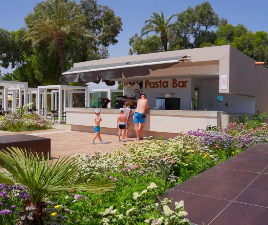 Restaurant/places to eat in One Resort Aqua Park