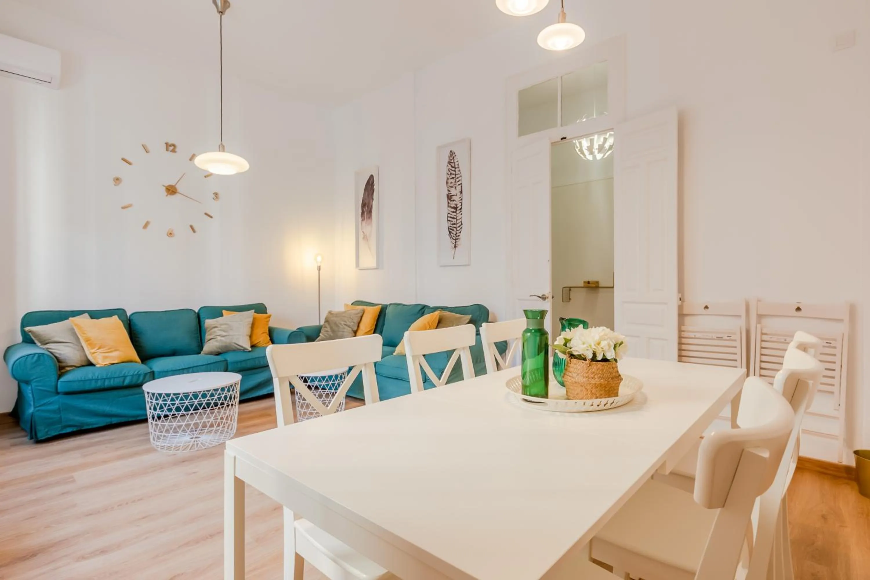 Living room in AvantiStays La Campana, con un balcón que te enamorará del ambiente de Sevilla