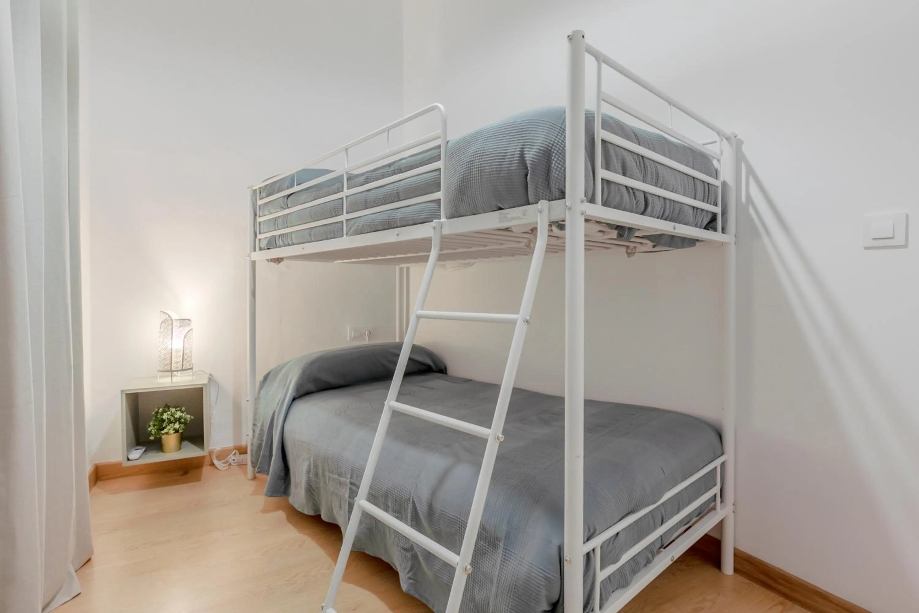 Bedroom, Bed in AvantiStays La Campana, con un balcón que te enamorará del ambiente de Sevilla