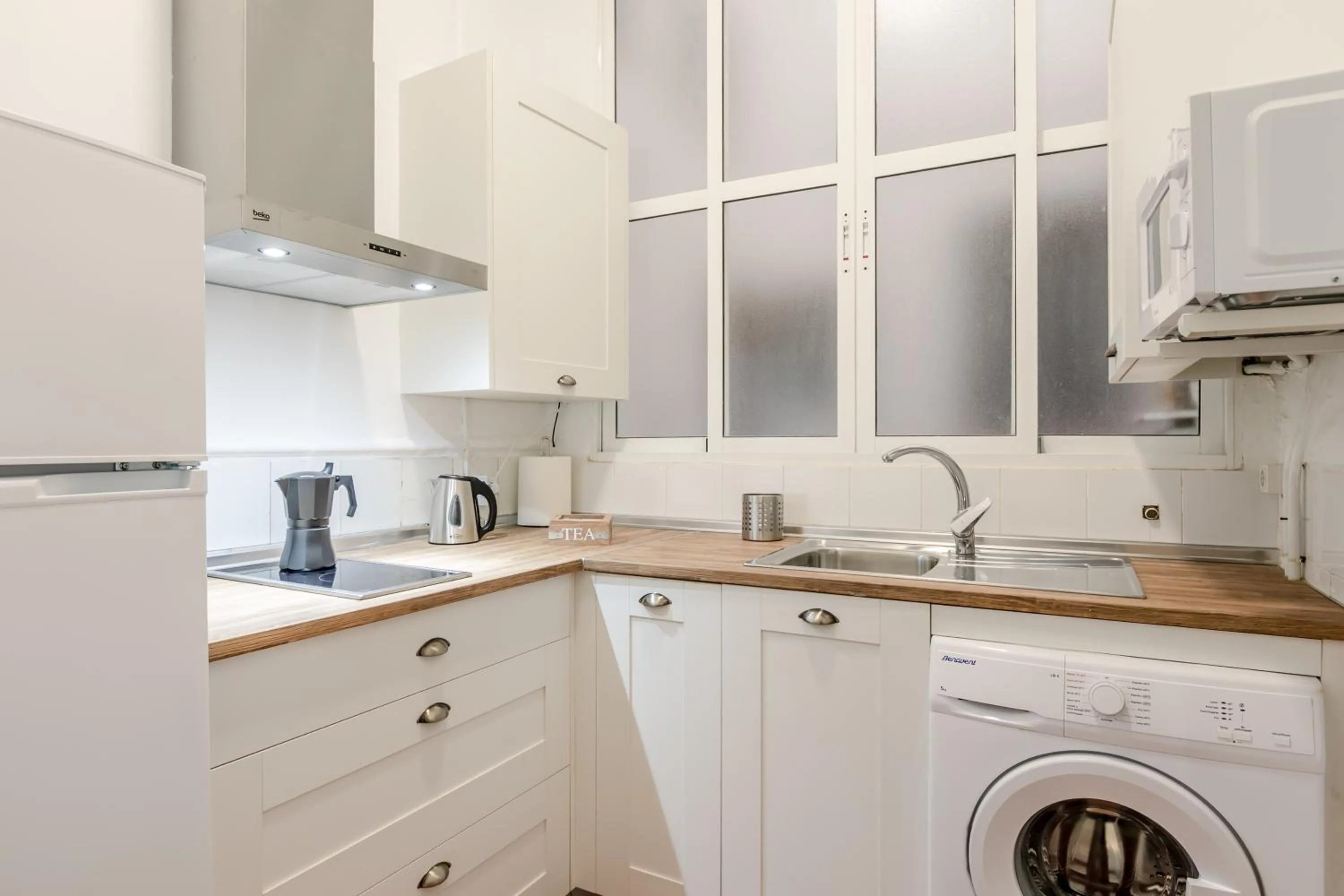 Kitchen or kitchenette in AvantiStays La Campana, con un balcón que te enamorará del ambiente de Sevilla