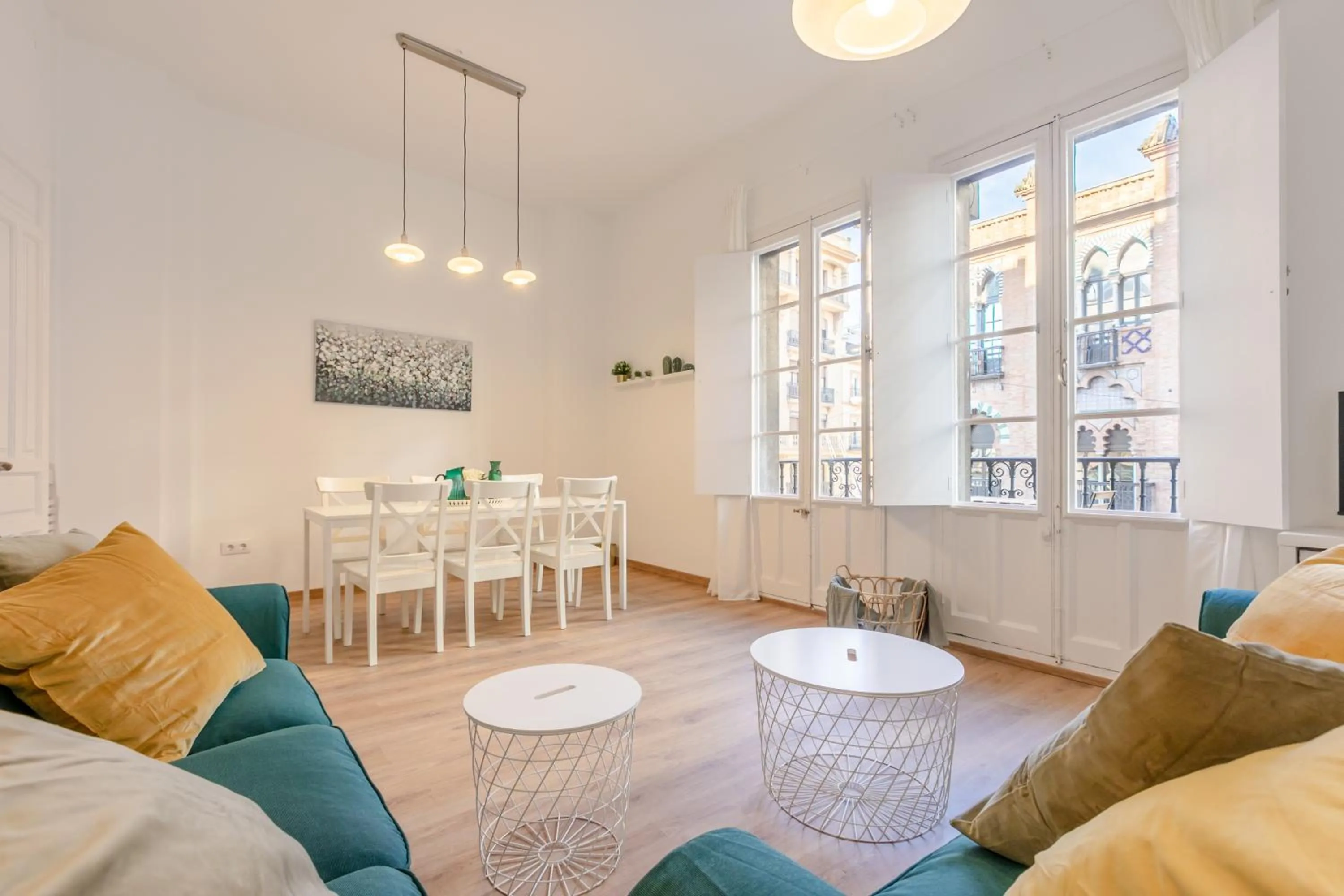 Living room in AvantiStays La Campana, con un balcón que te enamorará del ambiente de Sevilla