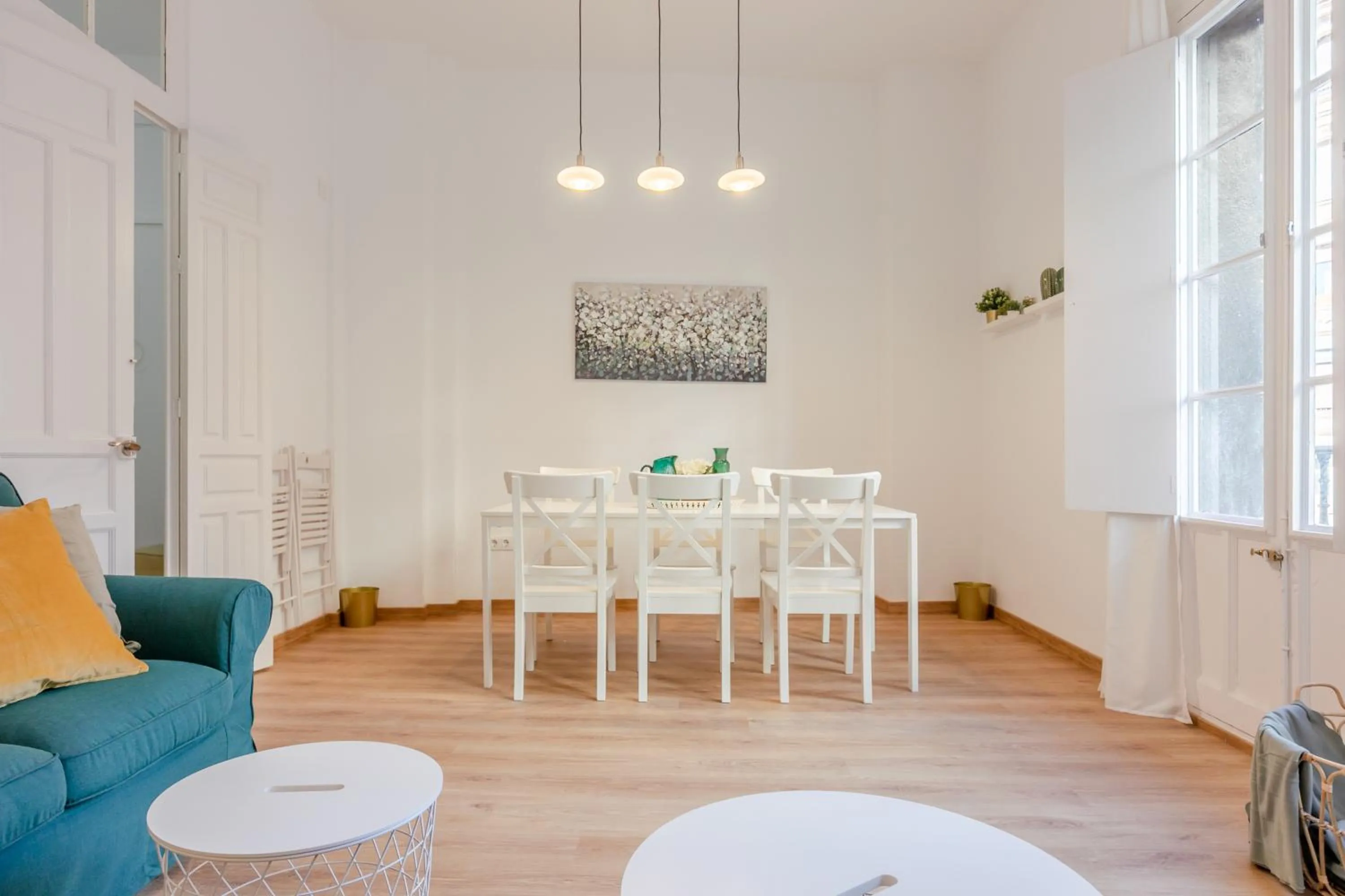 Living room in AvantiStays La Campana, con un balcón que te enamorará del ambiente de Sevilla