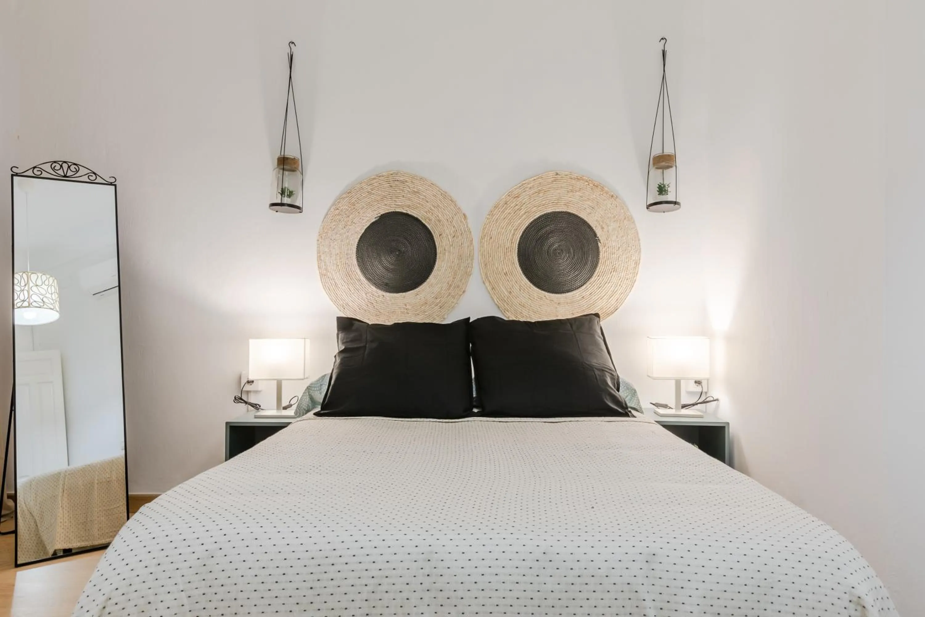 Bedroom, Bed in AvantiStays La Campana, con un balcón que te enamorará del ambiente de Sevilla