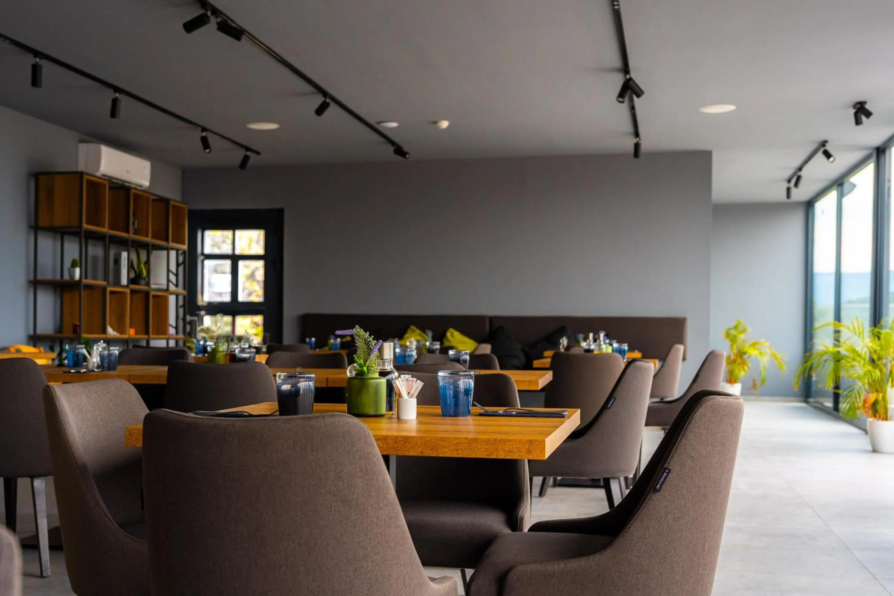 Restaurant/places to eat in Moro Inn