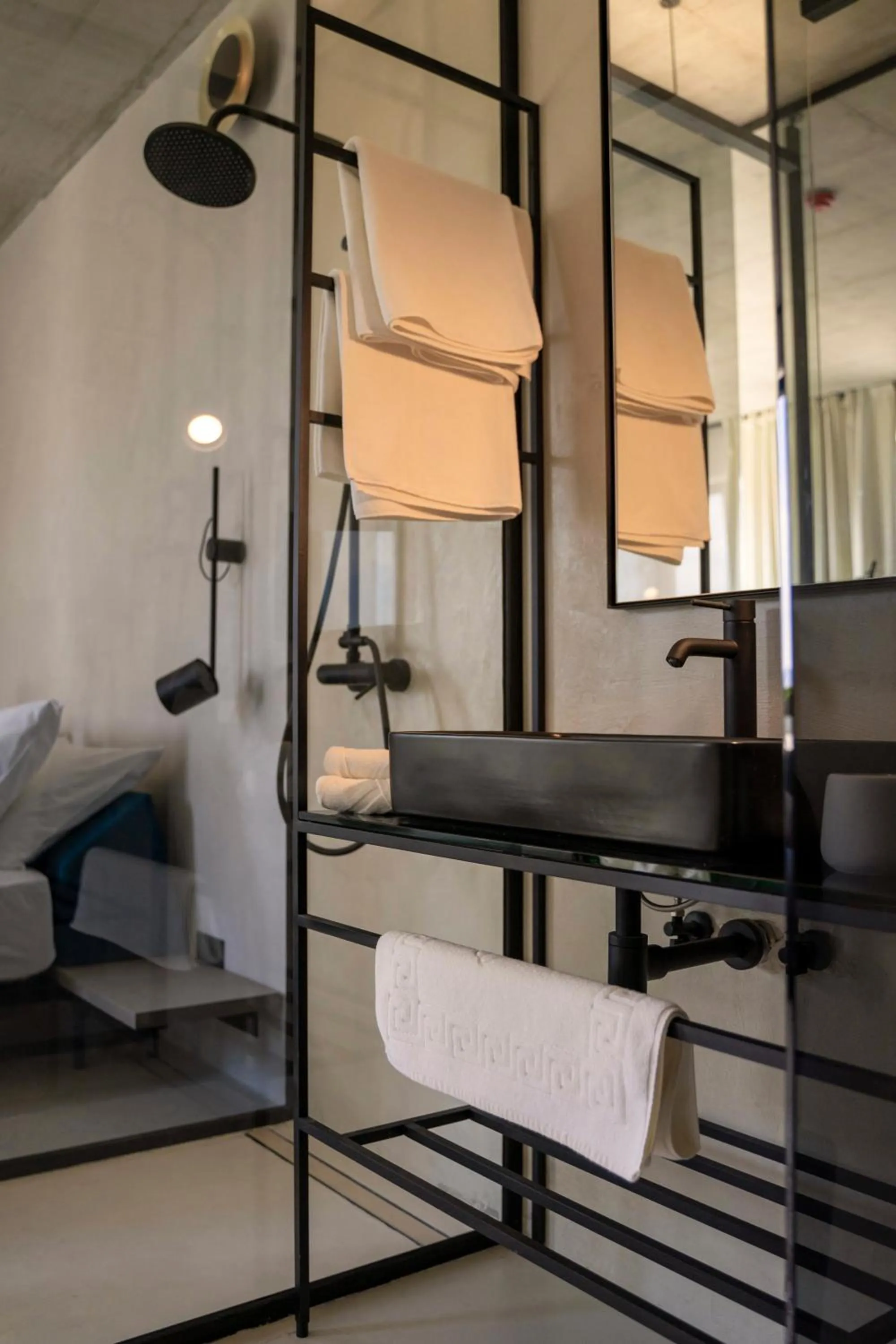 Bathroom, Bed in Moro Inn