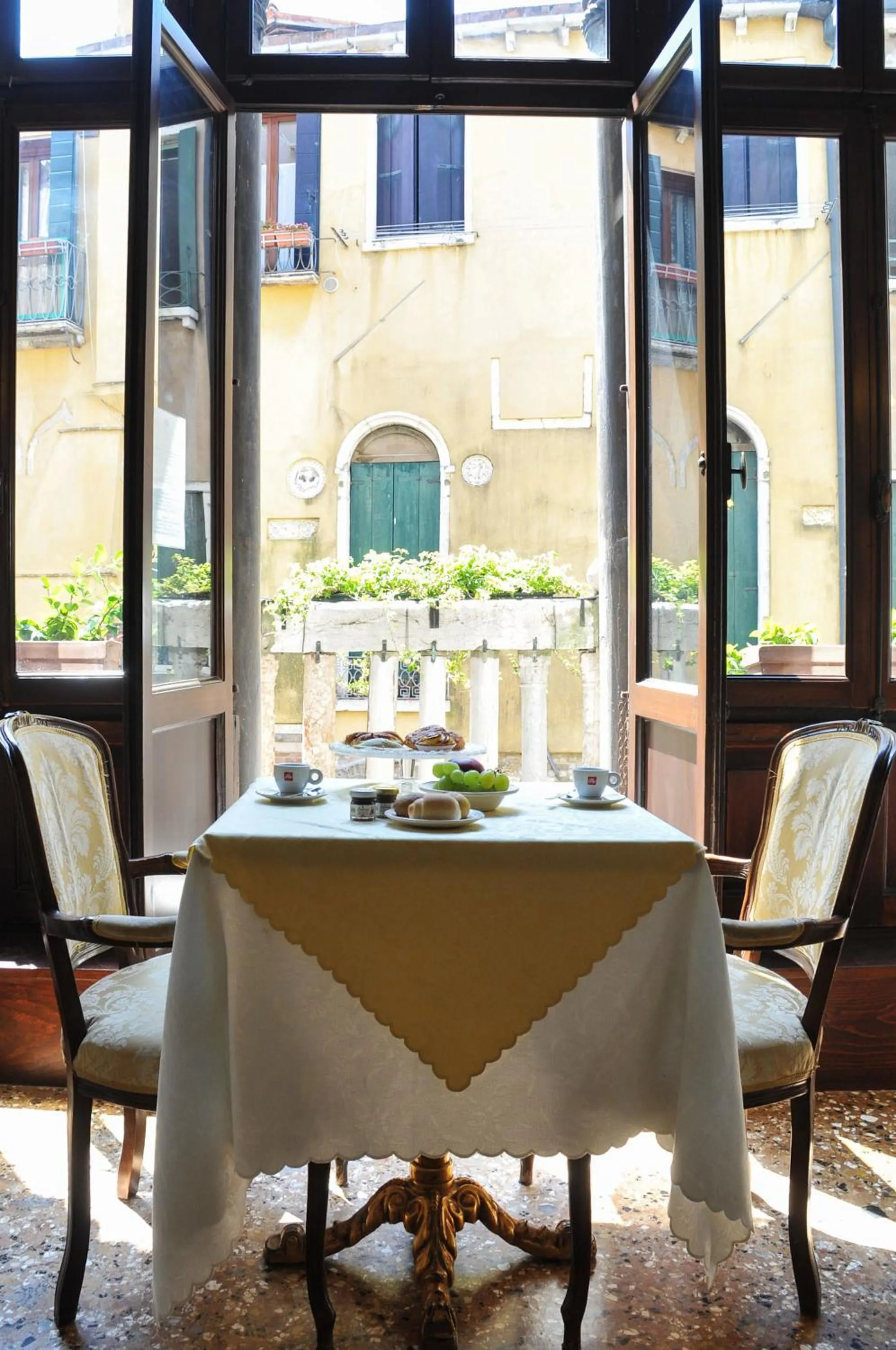 Restaurant/places to eat in Ca' Amadi