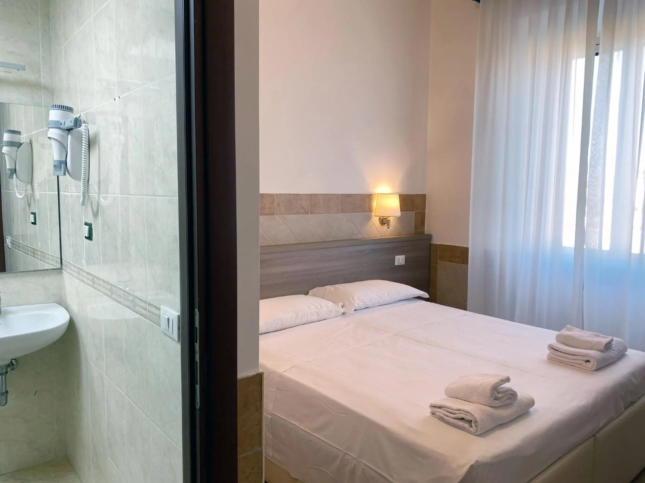 Shower, Bed in Hotel Alex Square