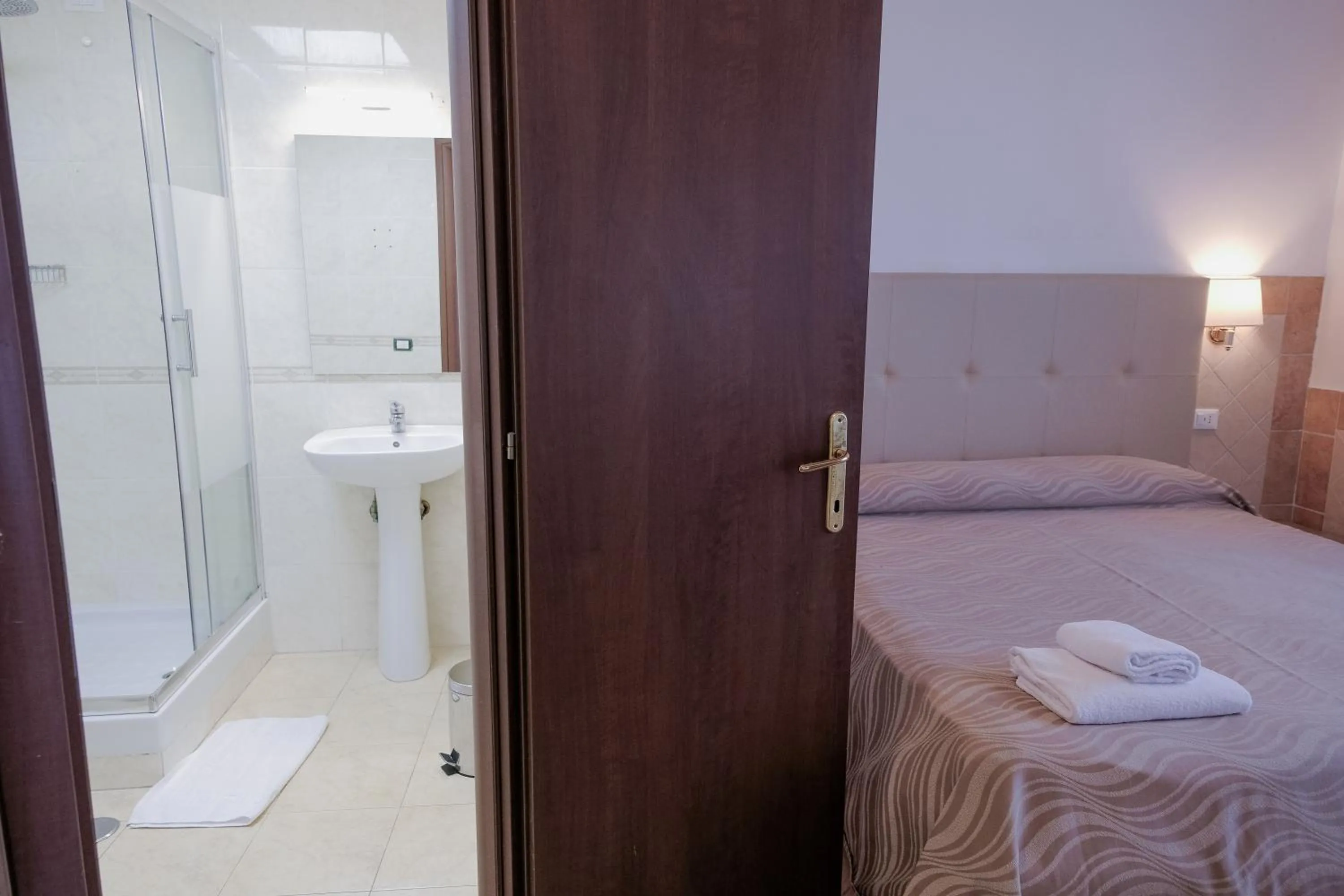 Shower, Bed in Hotel Alex Square