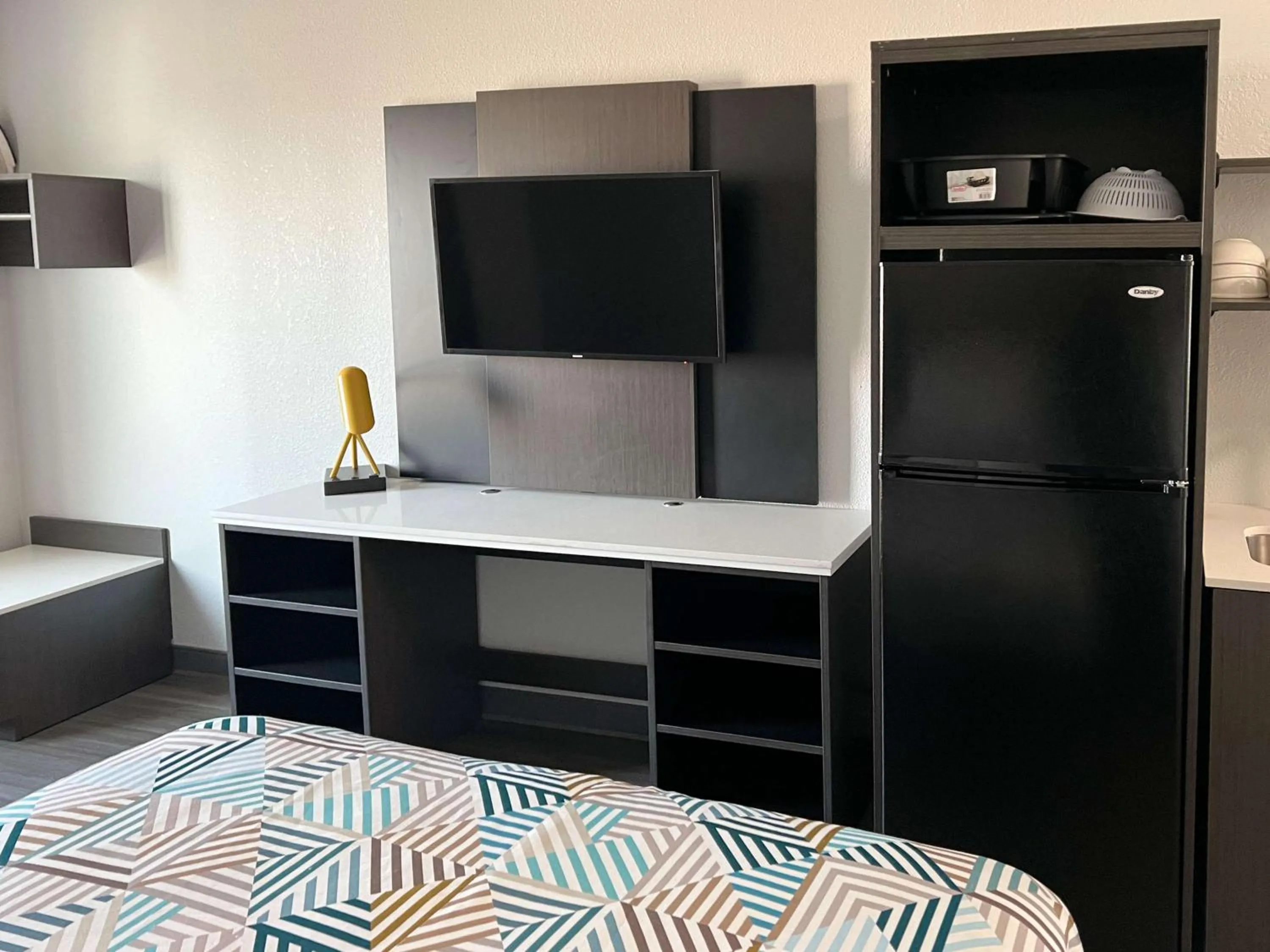 Bedroom, Bed in Studio 6 Altoona, IA - Des Moines East