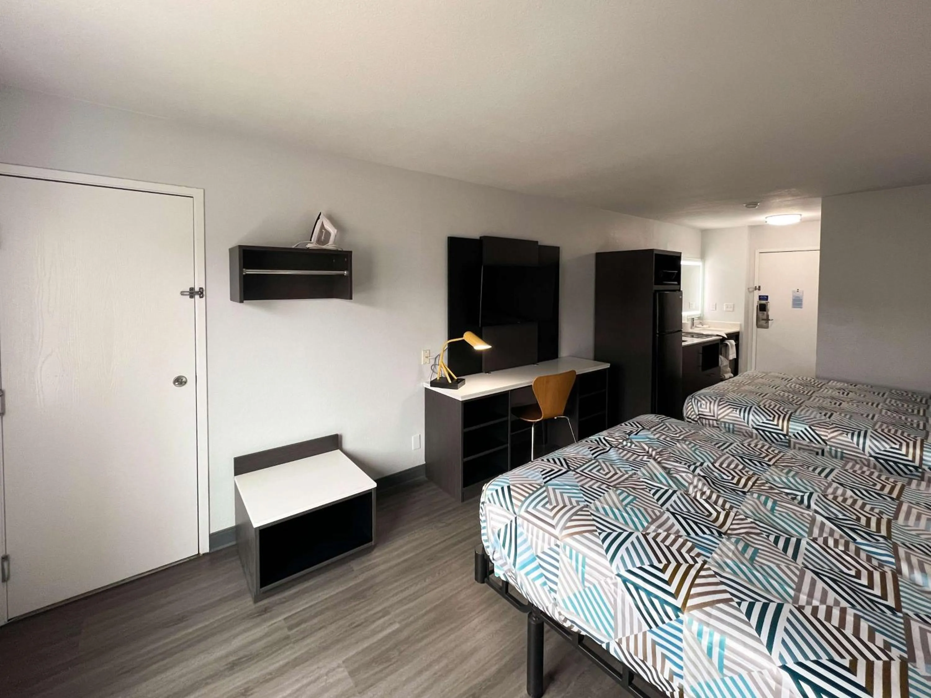 Bedroom, Bed in Studio 6 Altoona, IA - Des Moines East