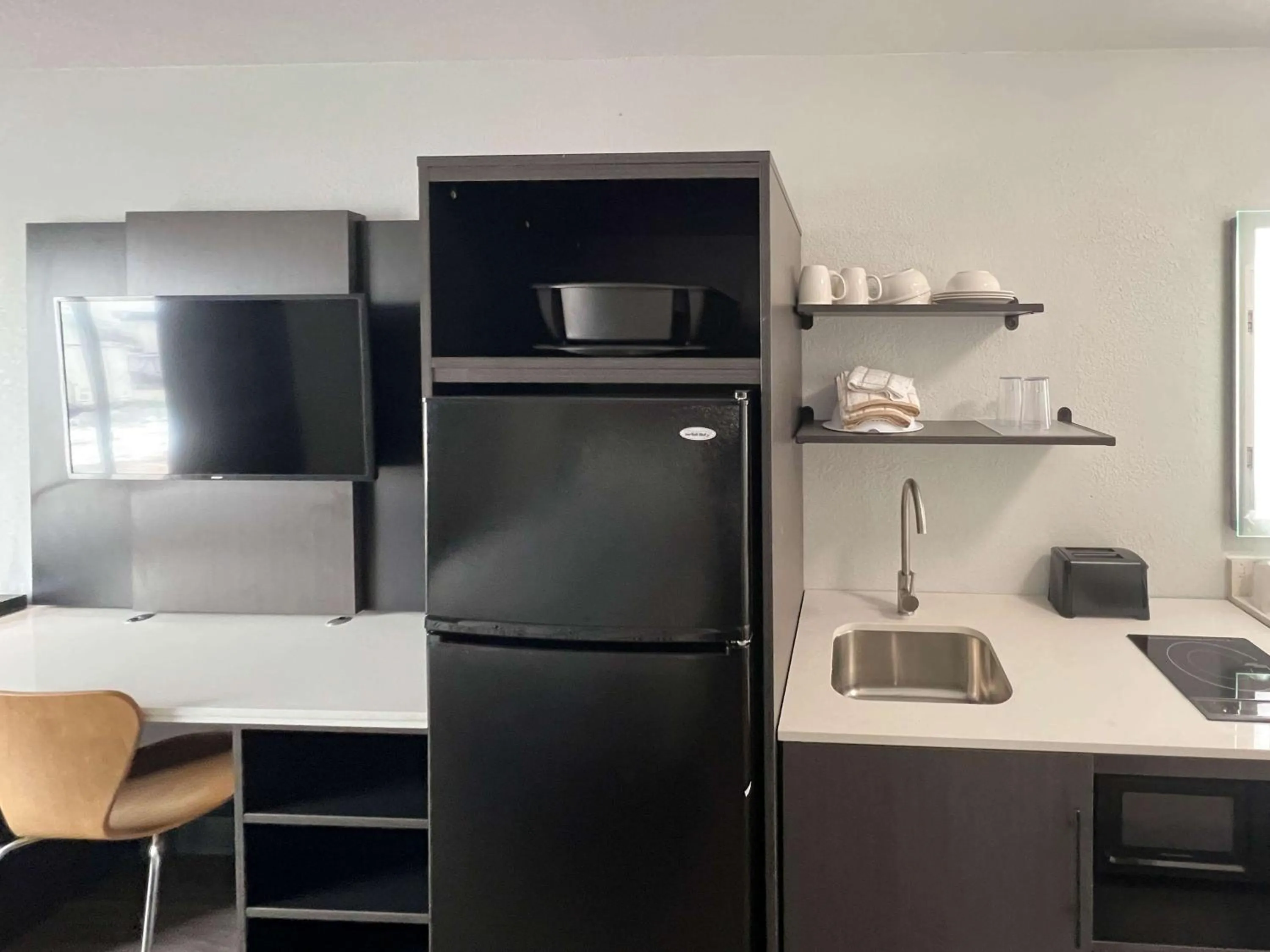 Photo of the whole room in Studio 6 Altoona, IA - Des Moines East