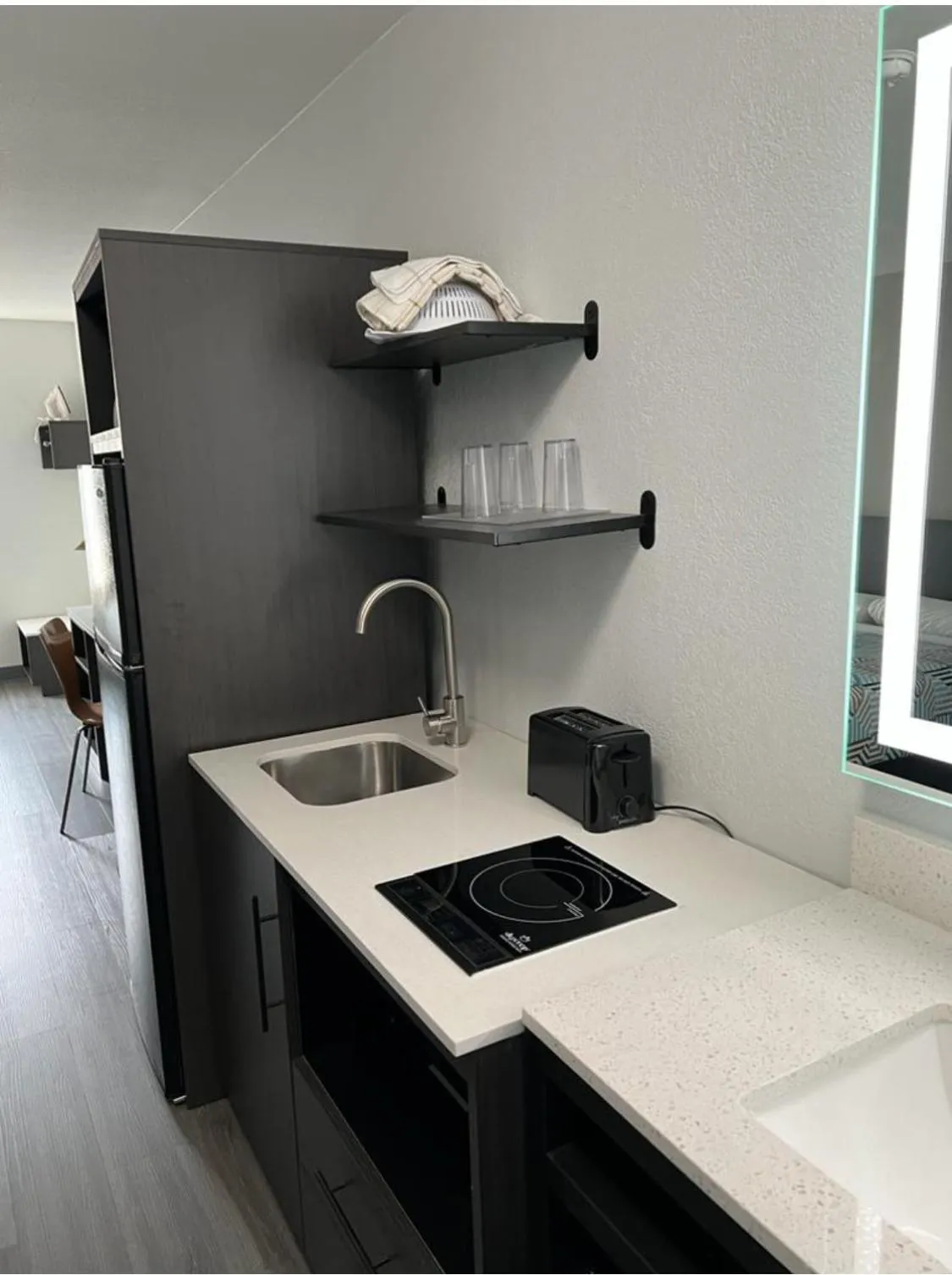 Kitchen or kitchenette in Studio 6 Altoona, IA - Des Moines East