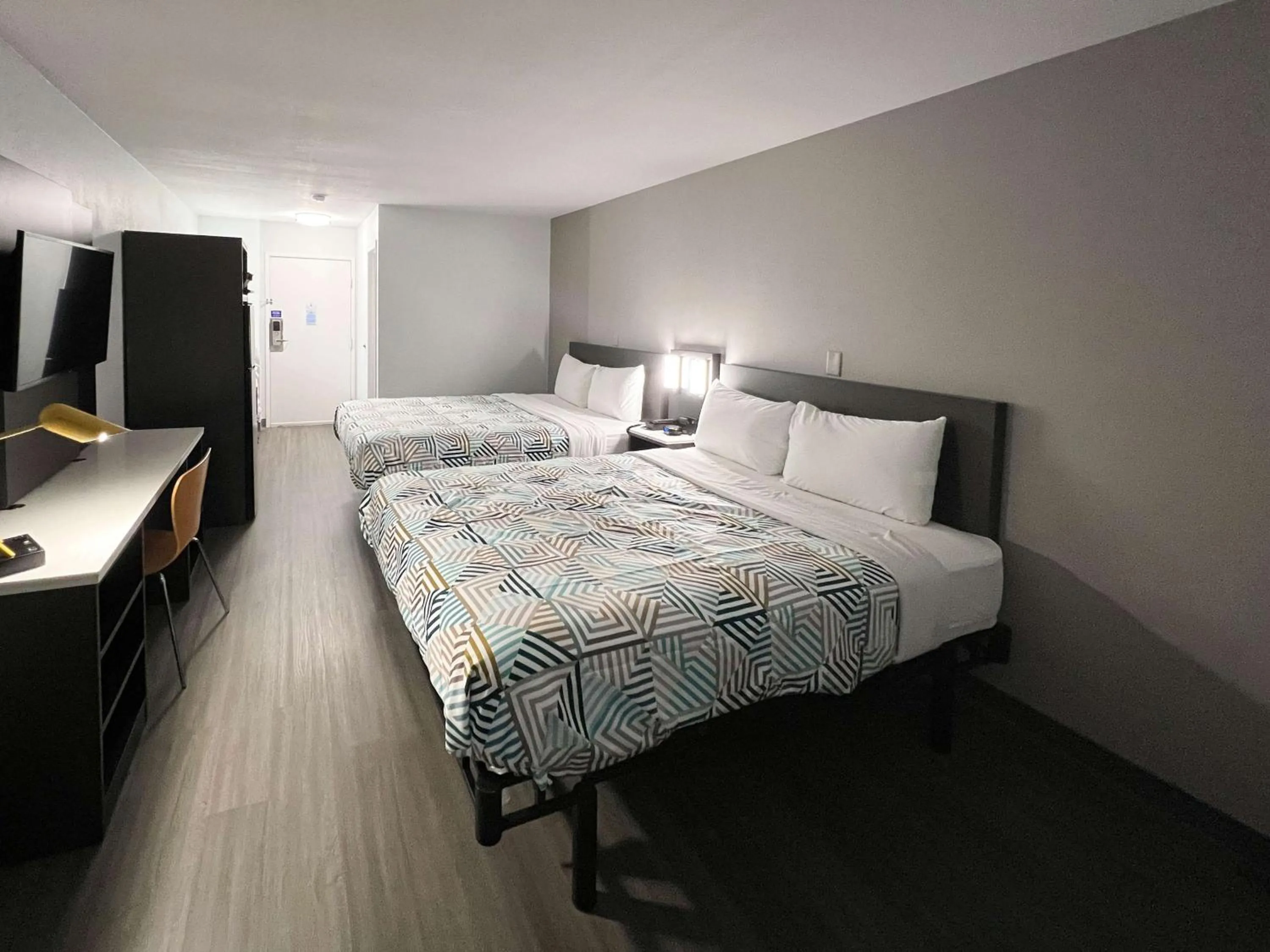 Bedroom, Bed in Studio 6 Altoona, IA - Des Moines East