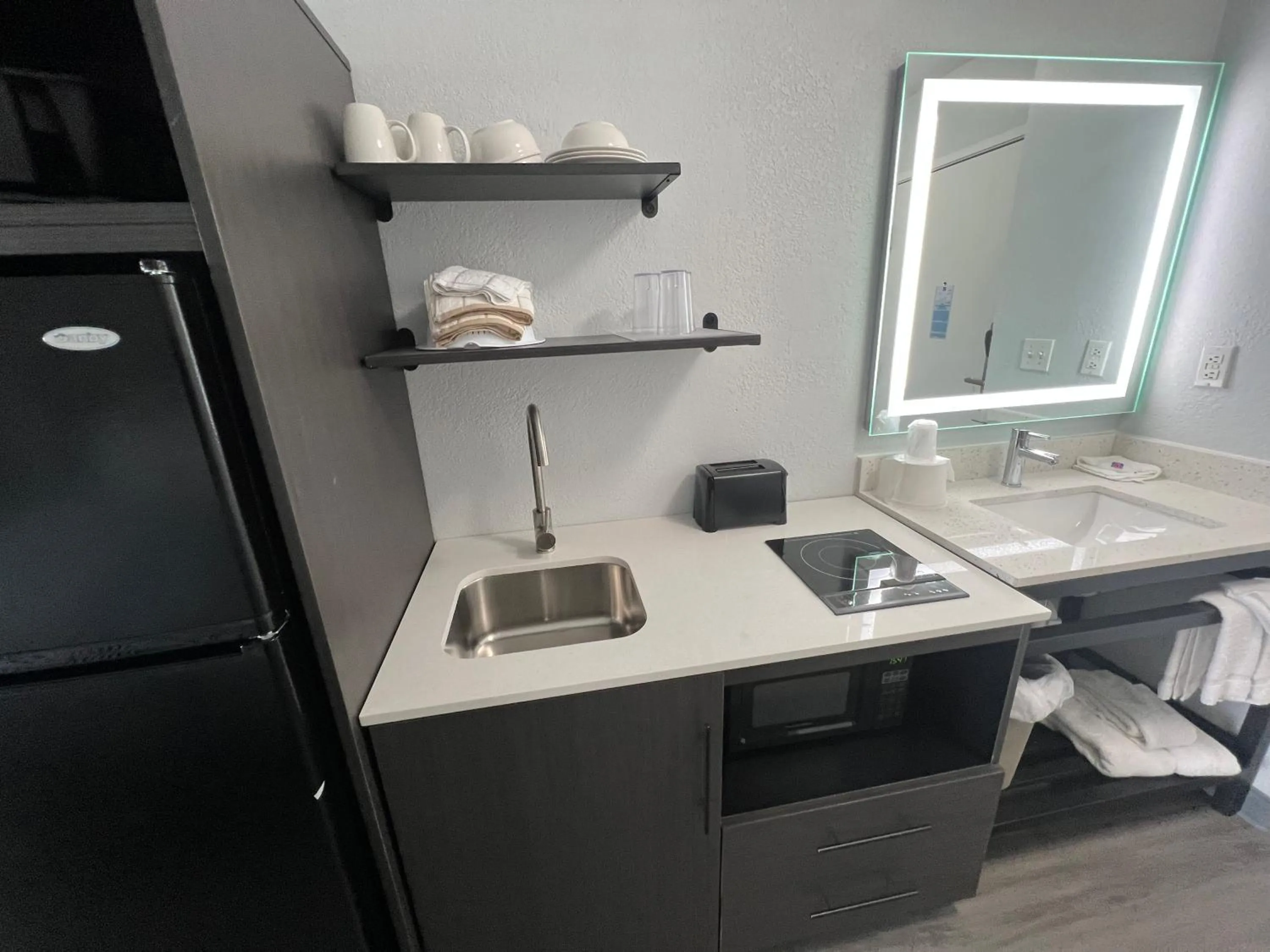 Kitchen or kitchenette in Studio 6 Altoona, IA - Des Moines East