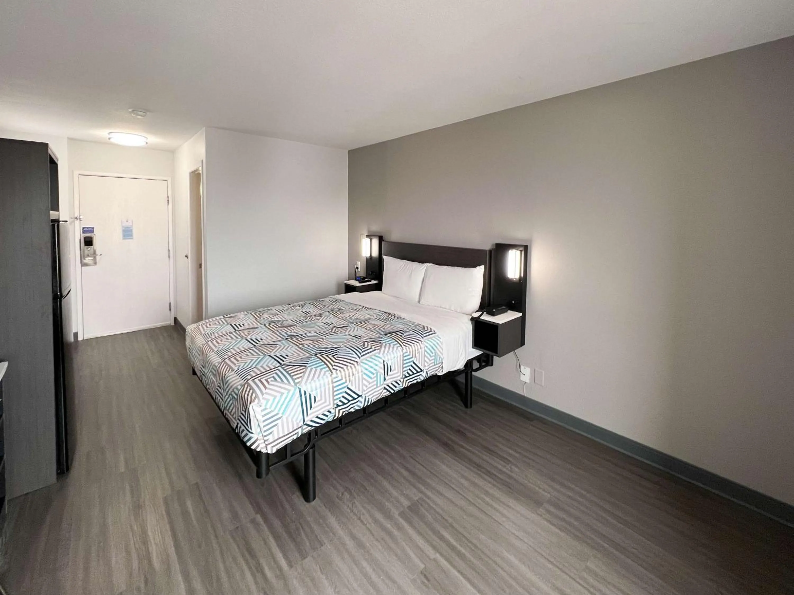 Bedroom, Bed in Studio 6 Altoona, IA - Des Moines East