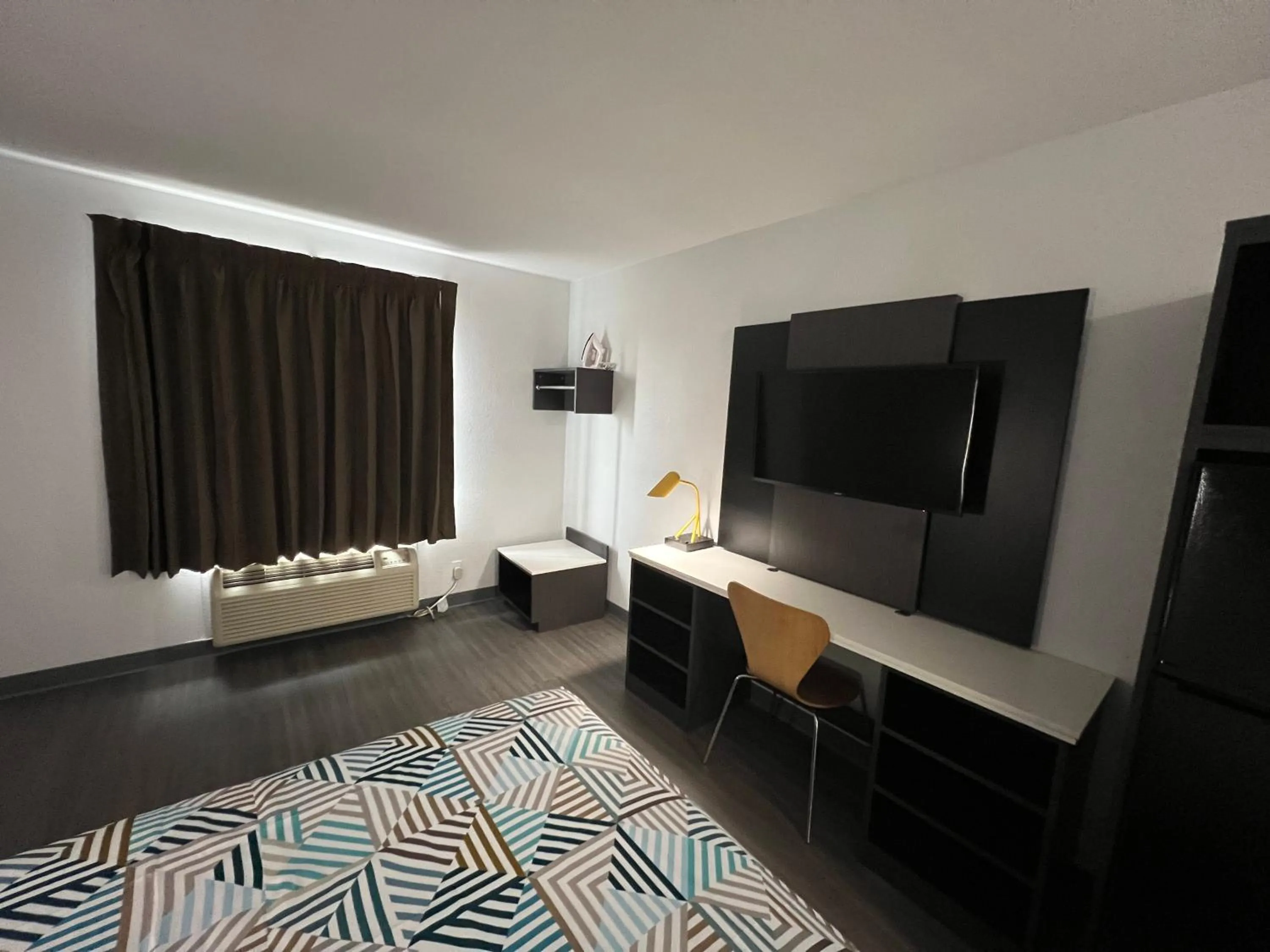 Bedroom, Bed in Studio 6 Altoona, IA - Des Moines East