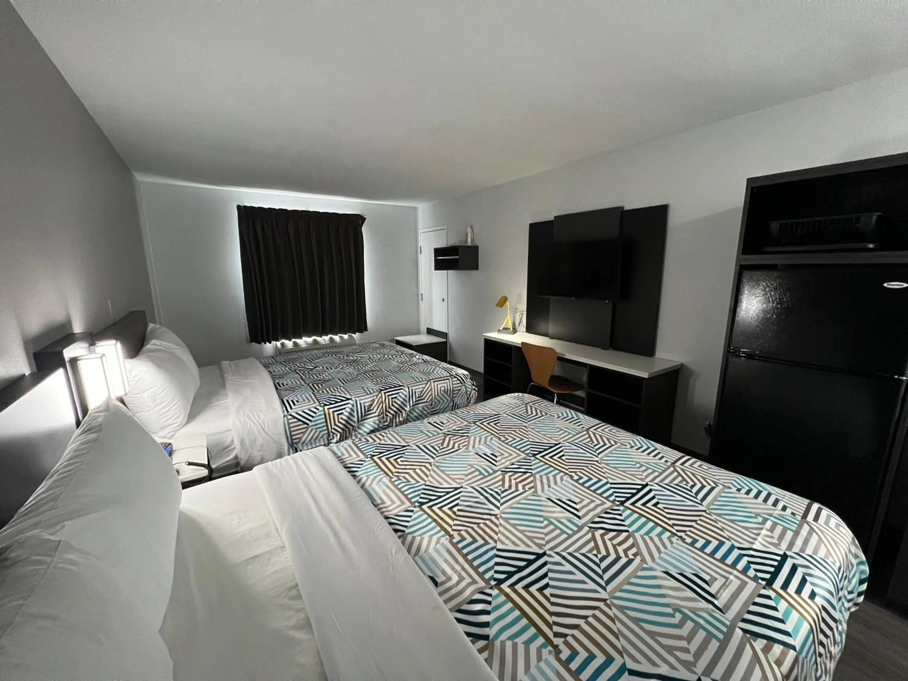 Bedroom, Bed in Studio 6 Altoona, IA - Des Moines East