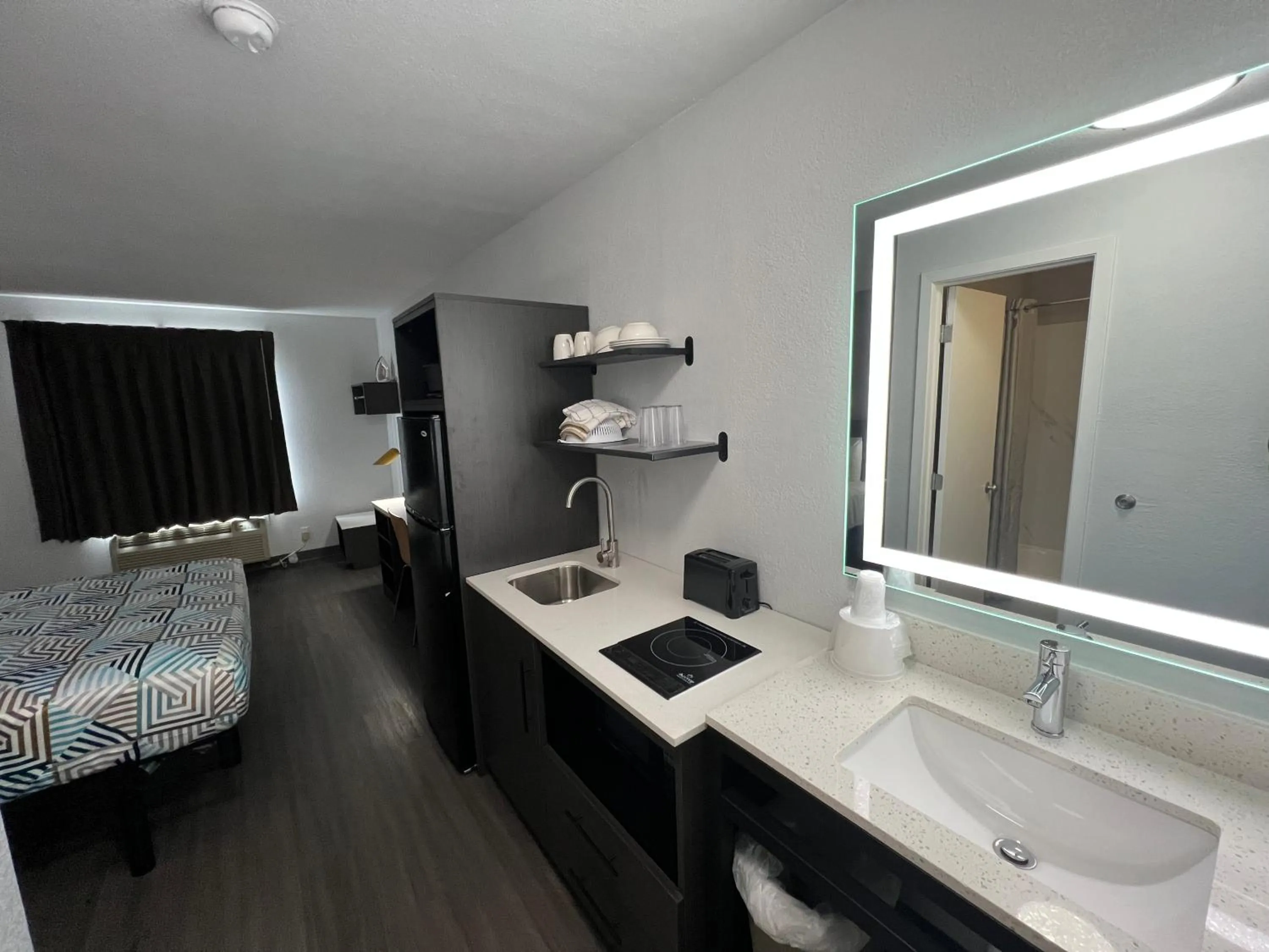 Bedroom, Bed in Studio 6 Altoona, IA - Des Moines East