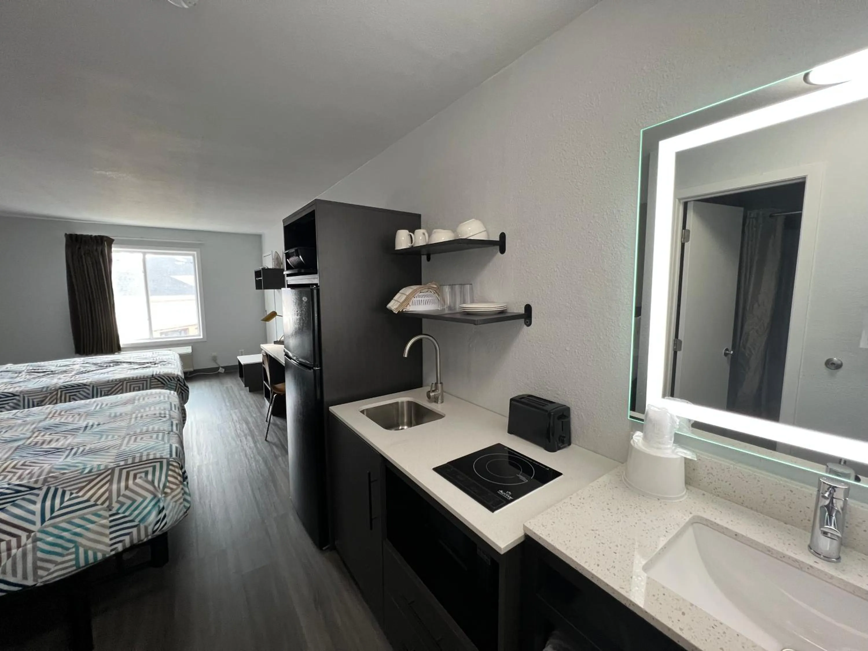 Bedroom, Bed in Studio 6 Altoona, IA - Des Moines East