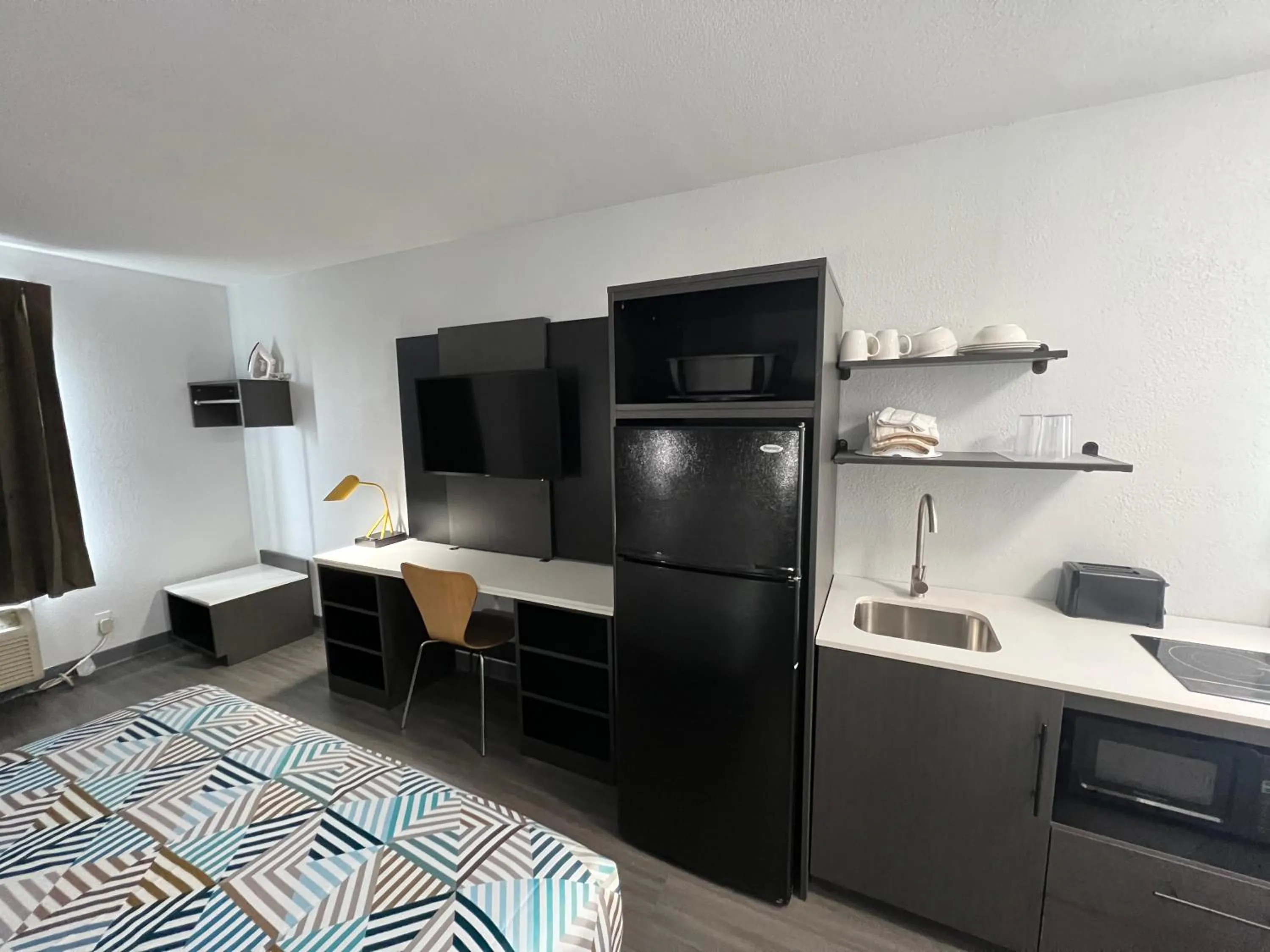 TV and multimedia, Bed in Studio 6 Altoona, IA - Des Moines East