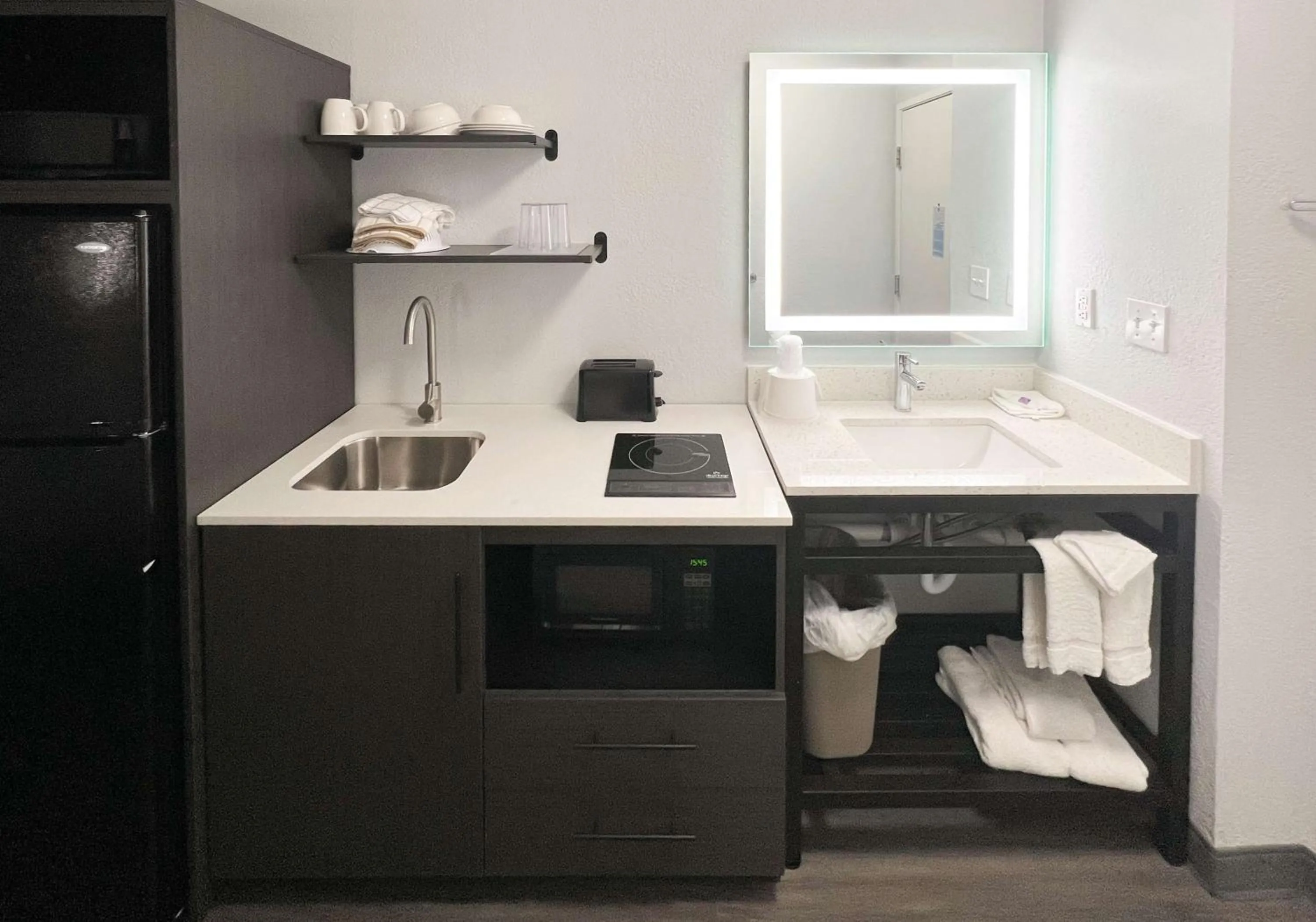 Photo of the whole room in Studio 6 Altoona, IA - Des Moines East