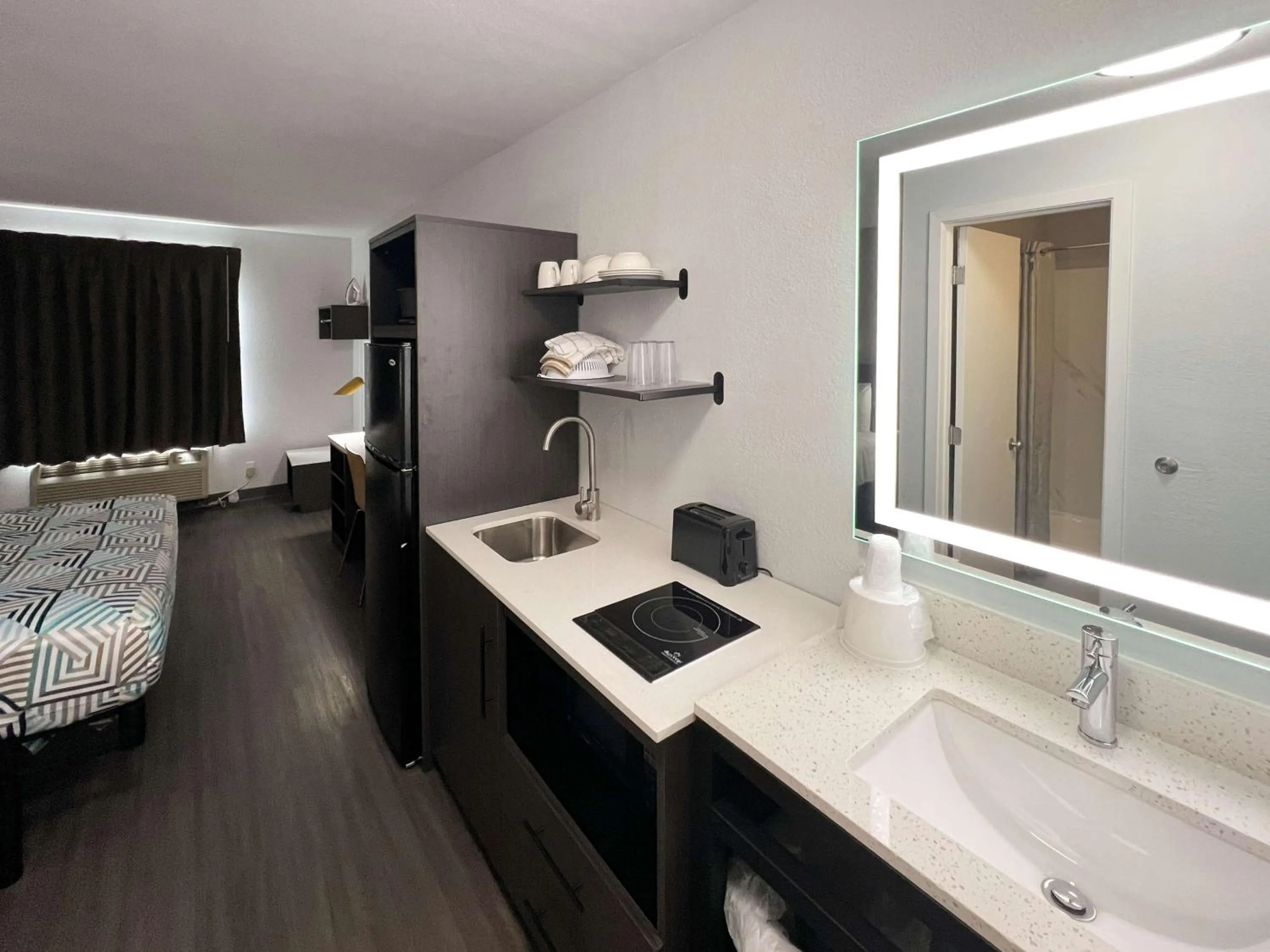 Bedroom, Bed in Studio 6 Altoona, IA - Des Moines East