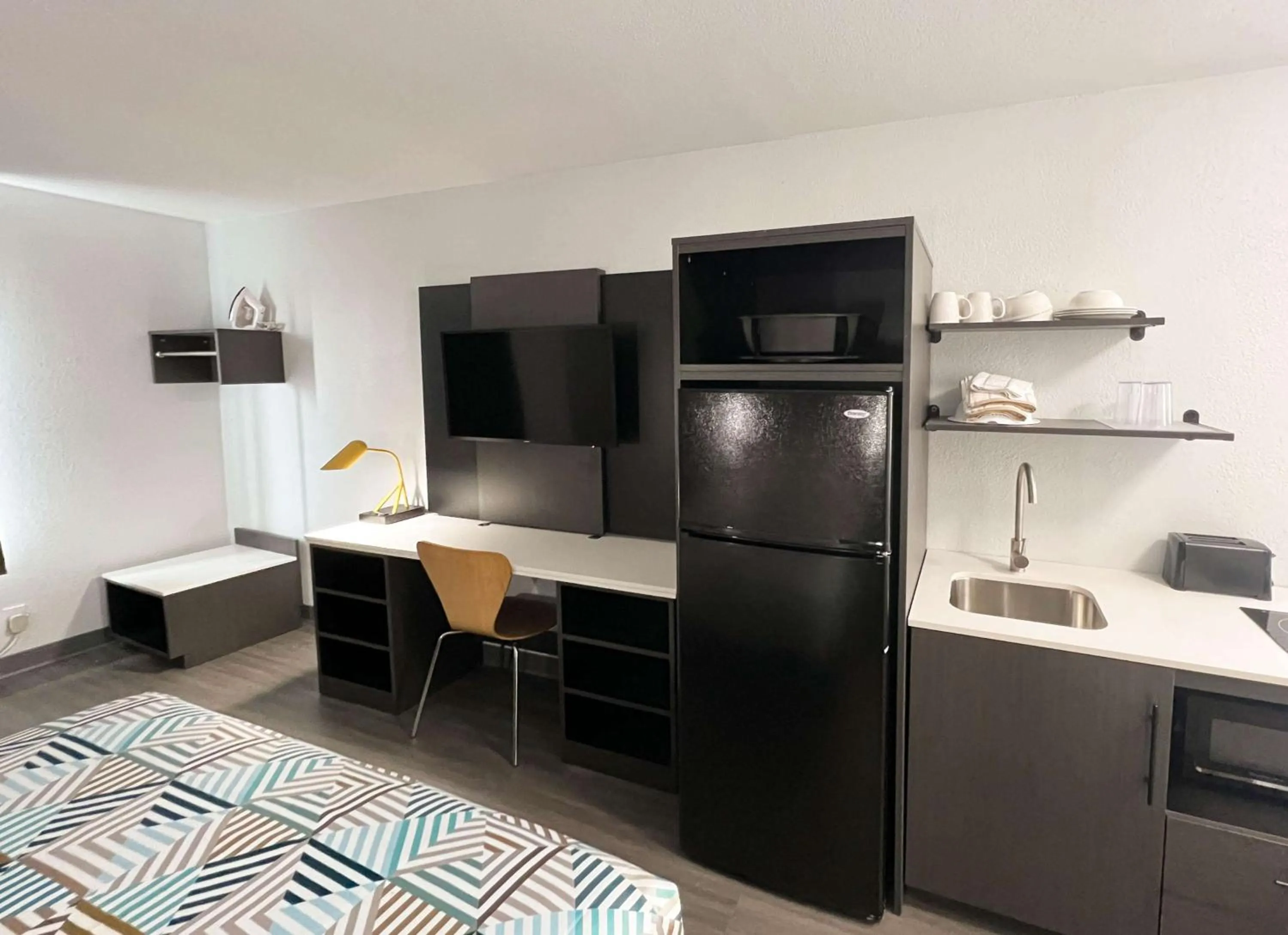 Bedroom, Bed in Studio 6 Altoona, IA - Des Moines East