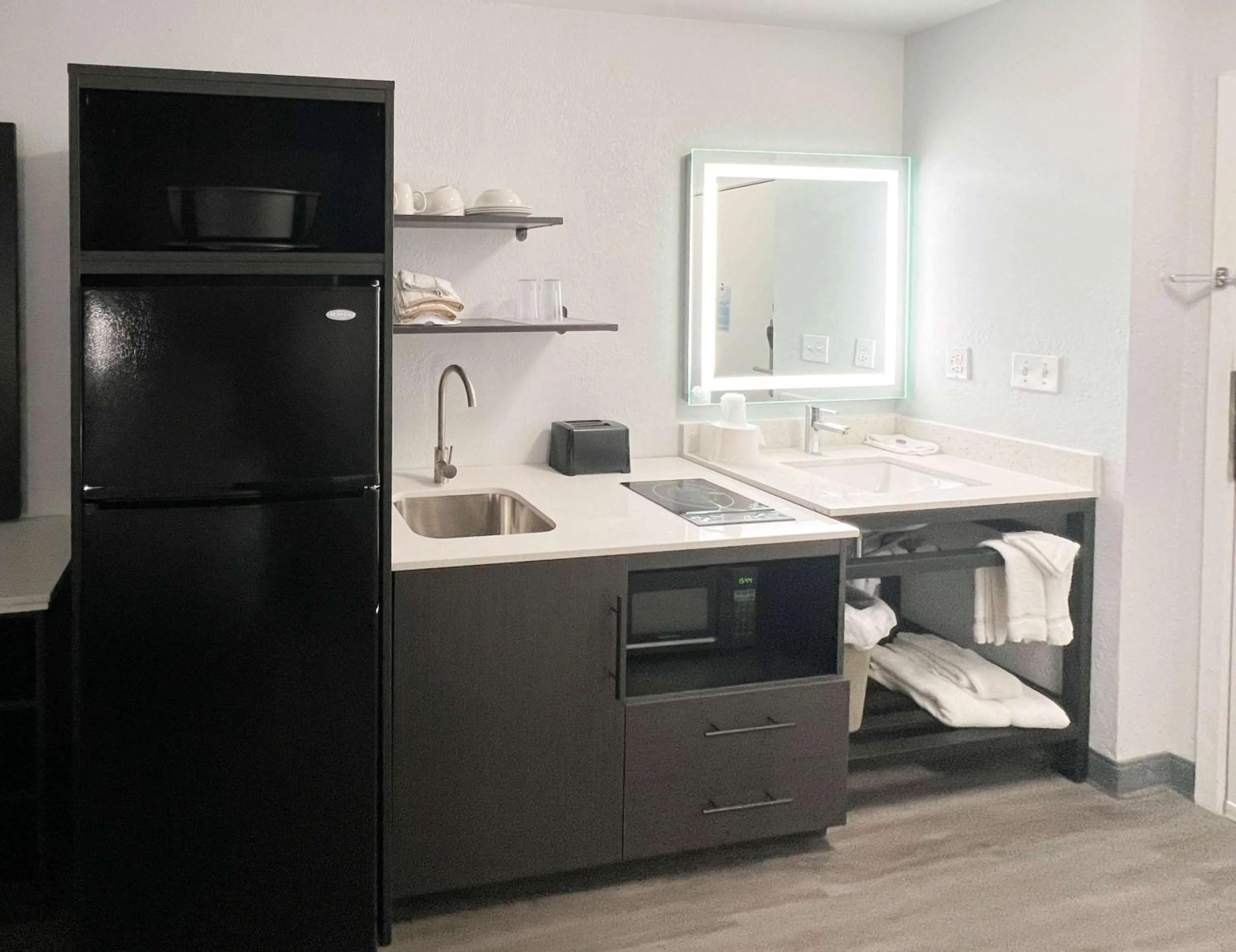 Photo of the whole room in Studio 6 Altoona, IA - Des Moines East