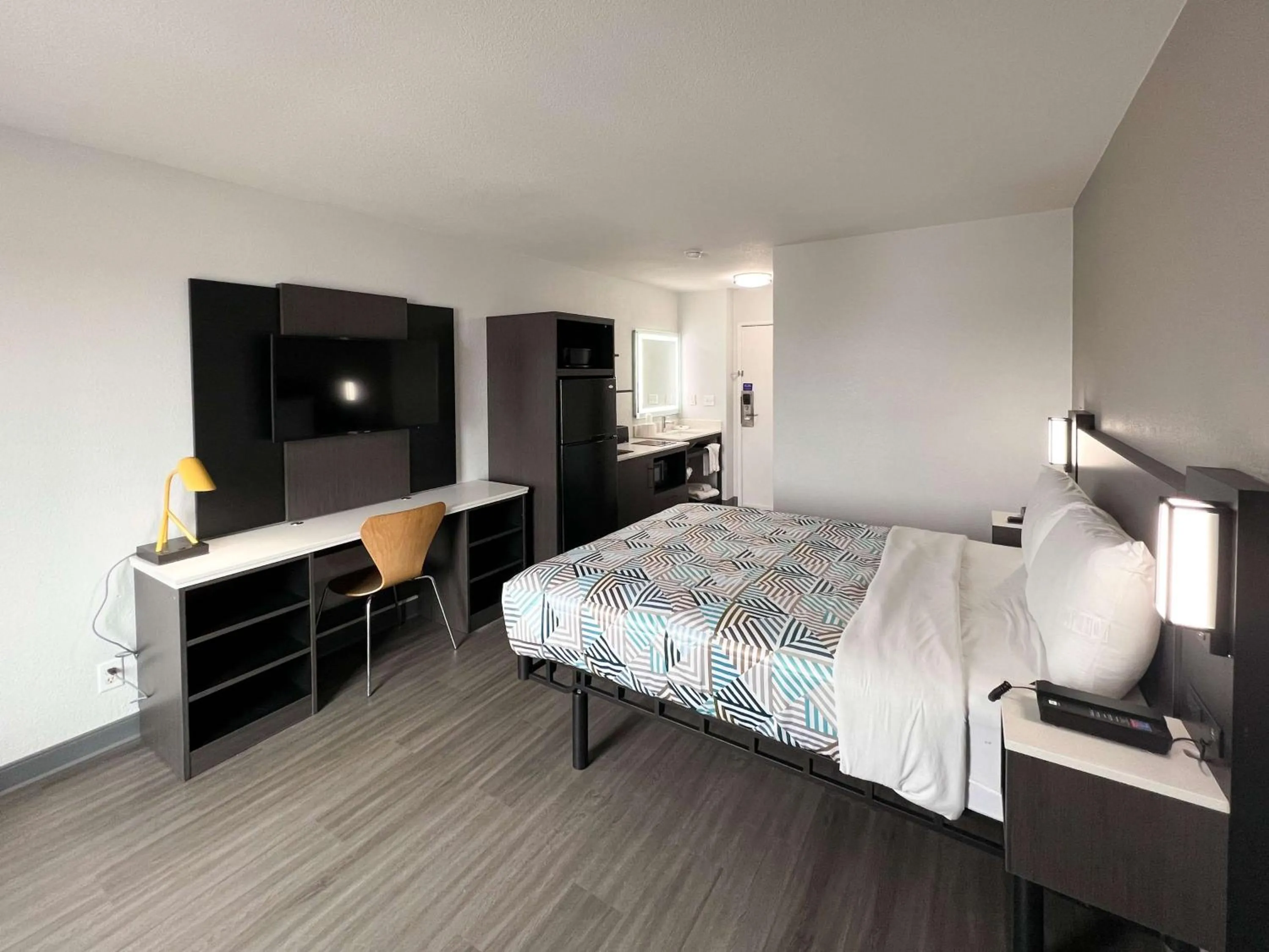 Bedroom, Bed in Studio 6 Altoona, IA - Des Moines East