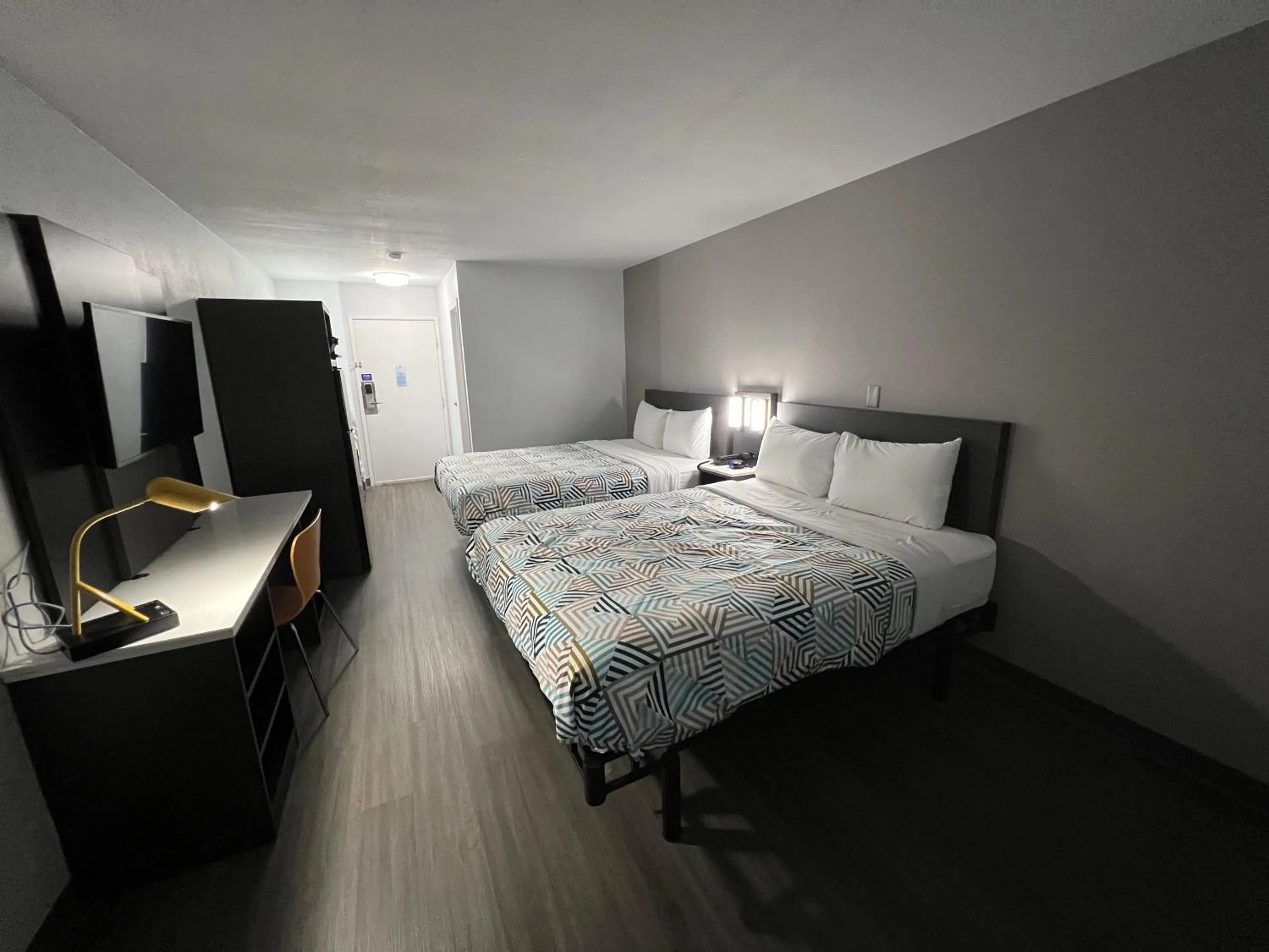 Bedroom, Bed in Studio 6 Altoona, IA - Des Moines East