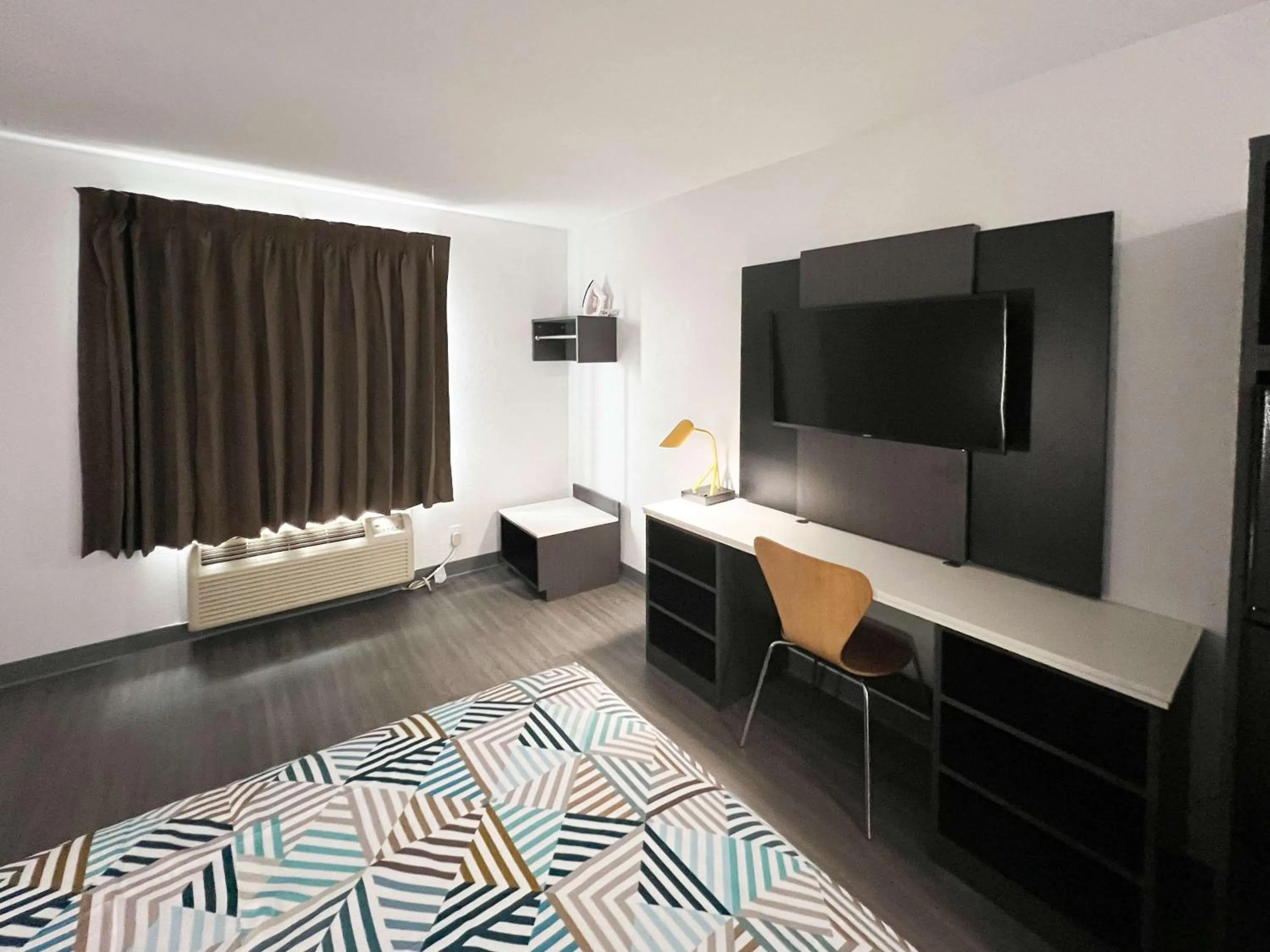 Bedroom in Studio 6 Altoona, IA - Des Moines East