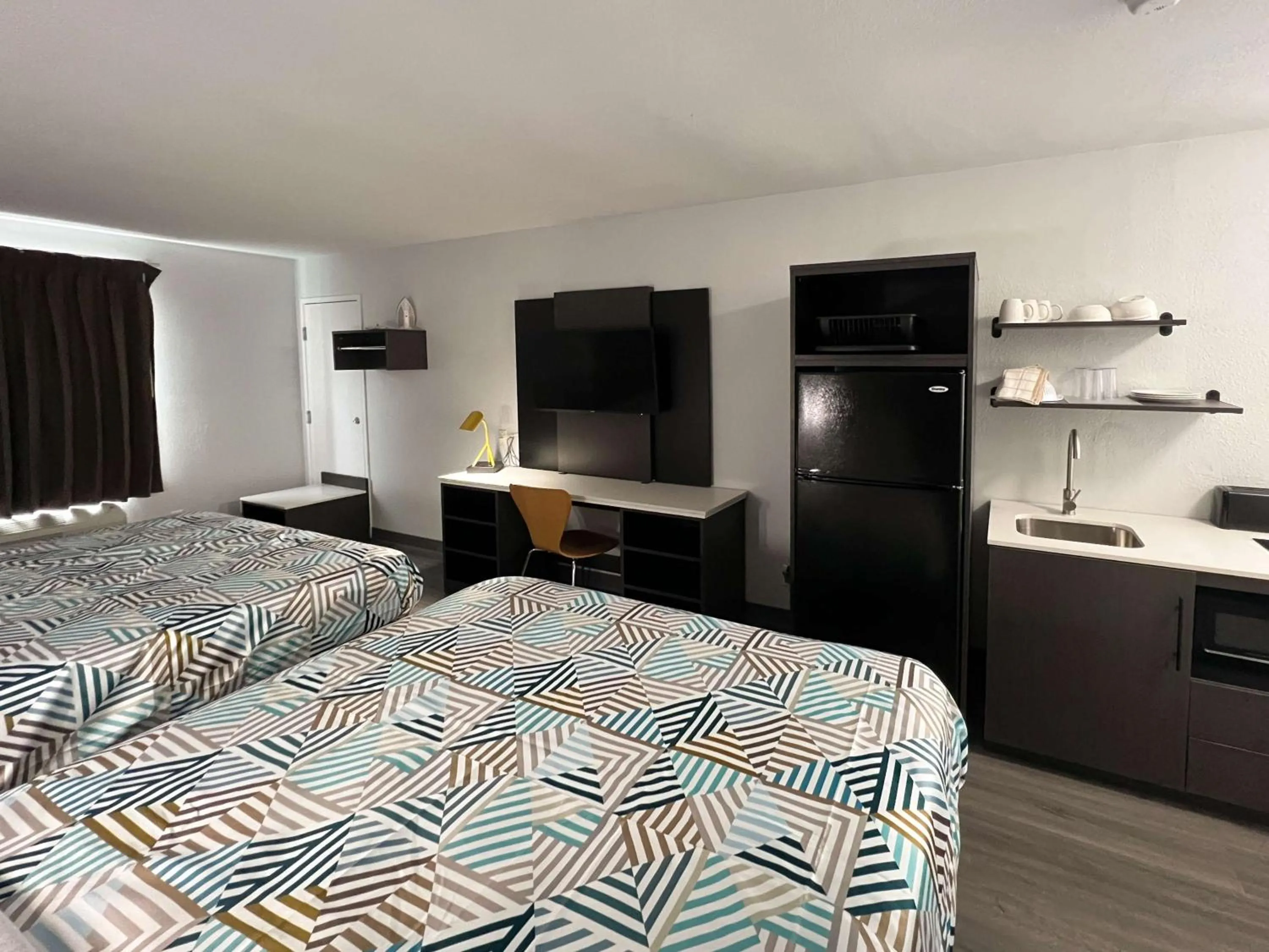 Bedroom, Bed in Studio 6 Altoona, IA - Des Moines East