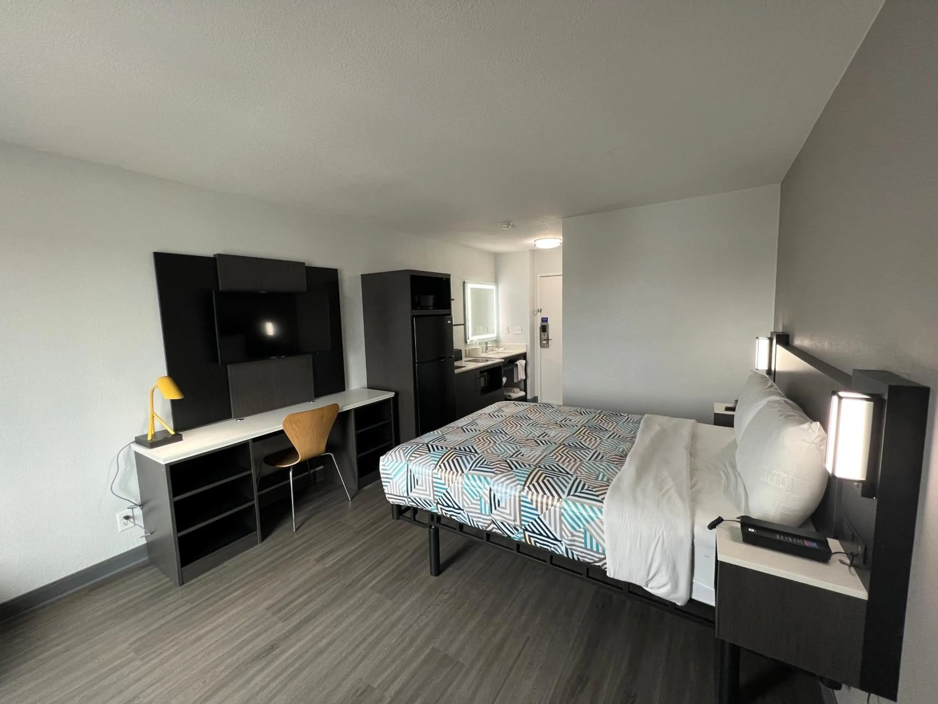 Bedroom, Bed in Studio 6 Altoona, IA - Des Moines East